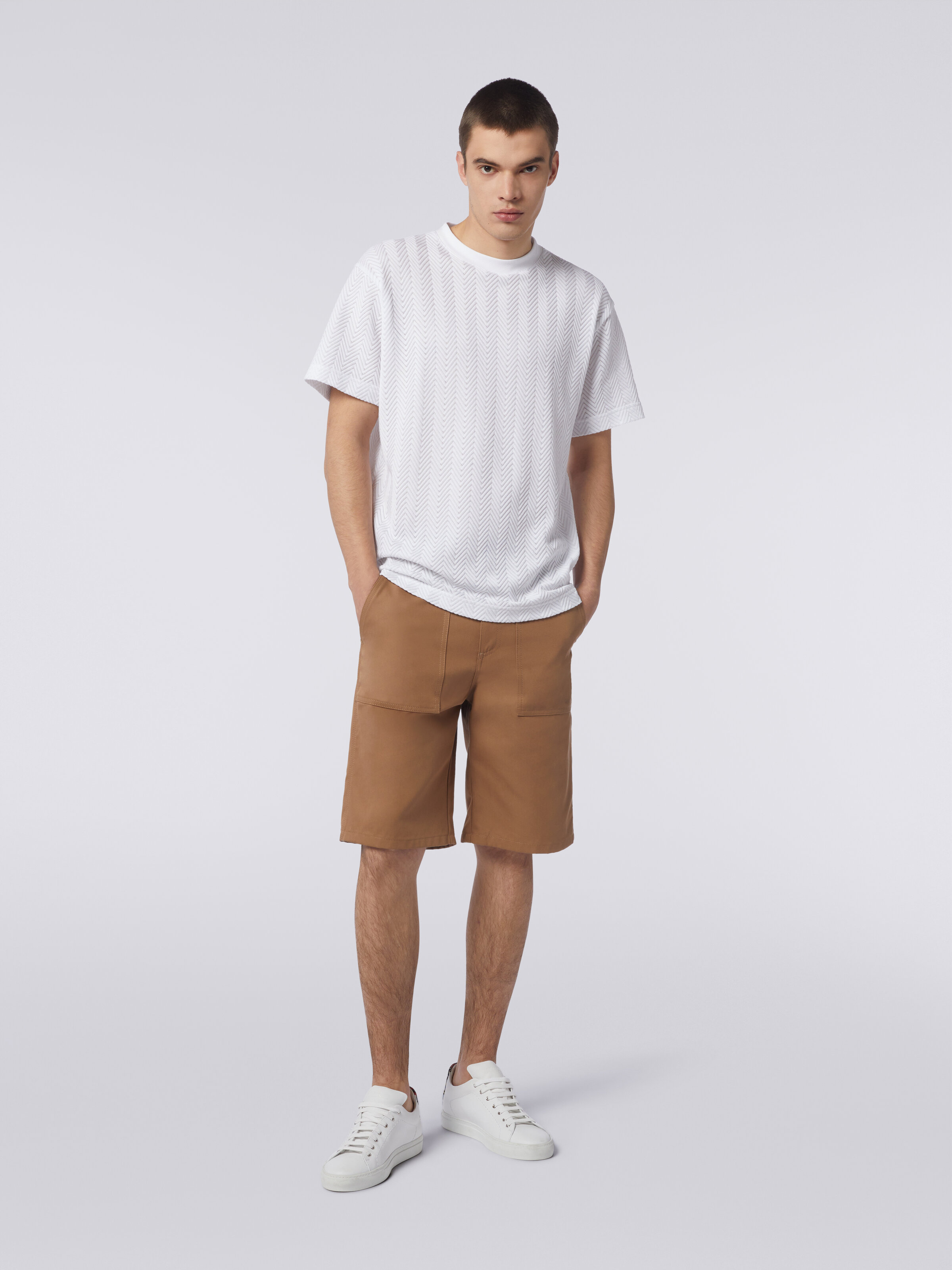 T-Shirt aus Baumwolle und Viskose mit Rundhalsausschnitt und Chevronmuster, Weiß  - 1