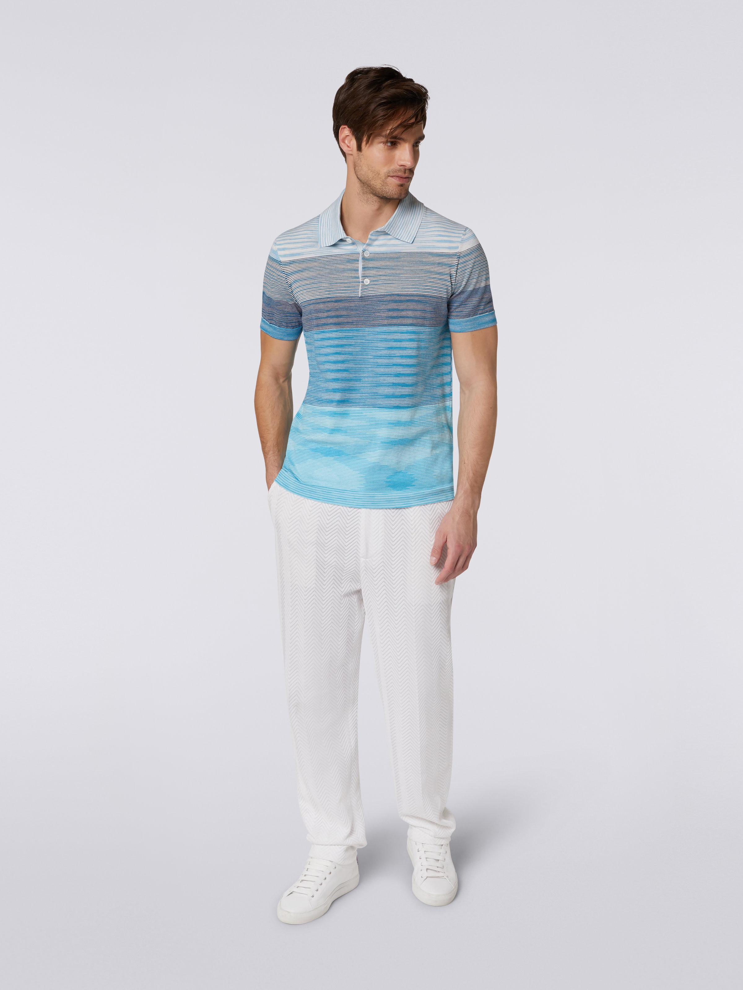 Kurzärmeliges Poloshirt aus gestreifter Baumwolle mit Dégradé-Effekt, Weiß & Hellblau - 1