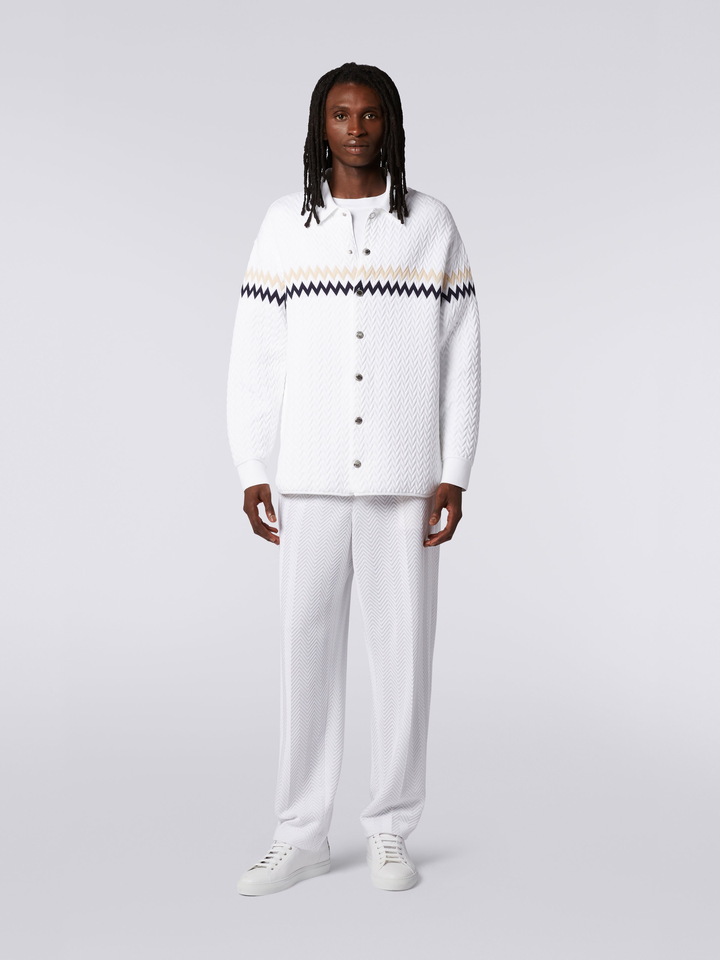 Surchemise en nylon avec surpiqûres en zigzag et détails contrastés, Blanc, Beige & Bleu - 1