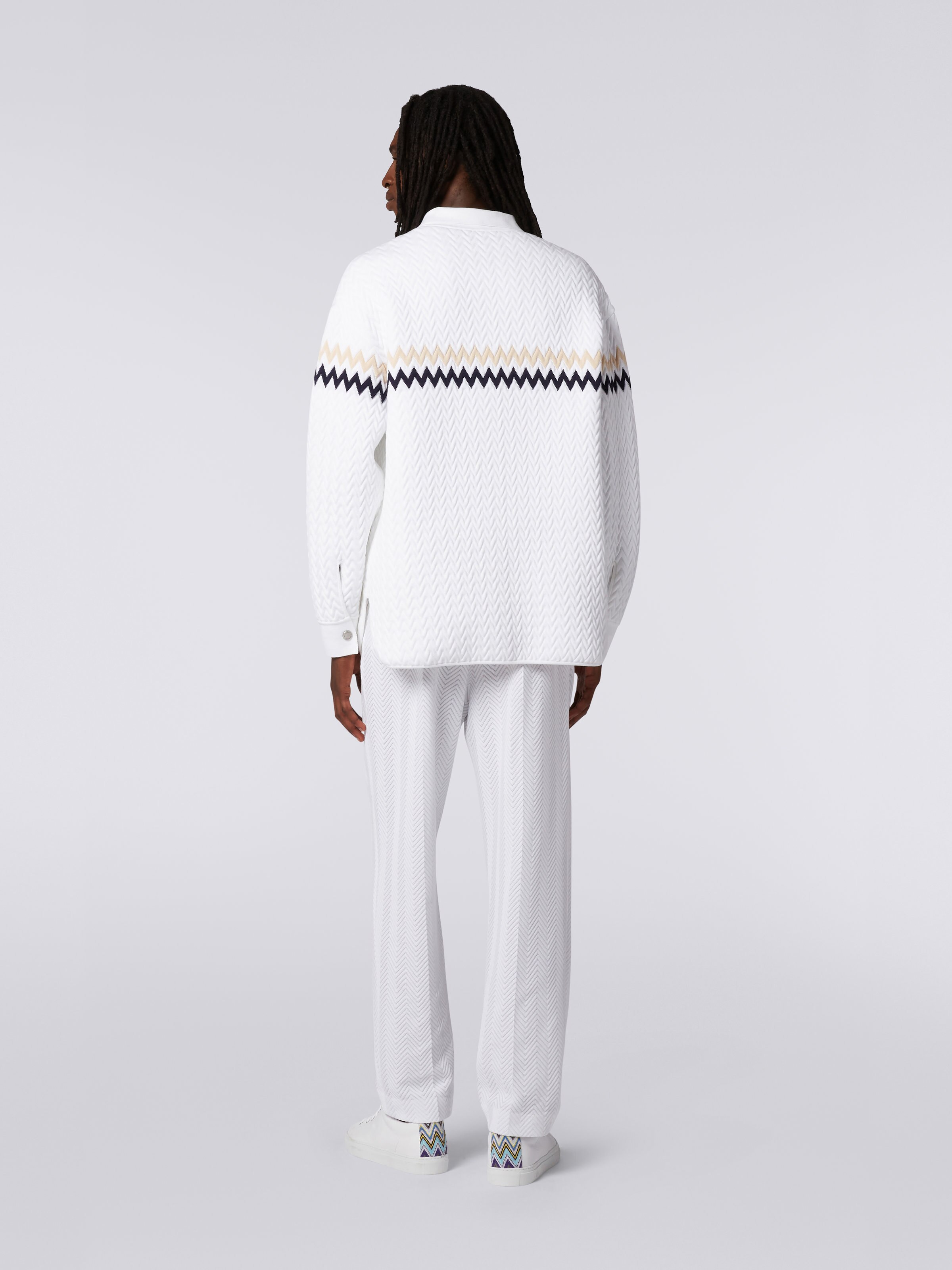 Surchemise en nylon avec surpiqûres en zigzag et détails contrastés, Blanc, Beige & Bleu - 3