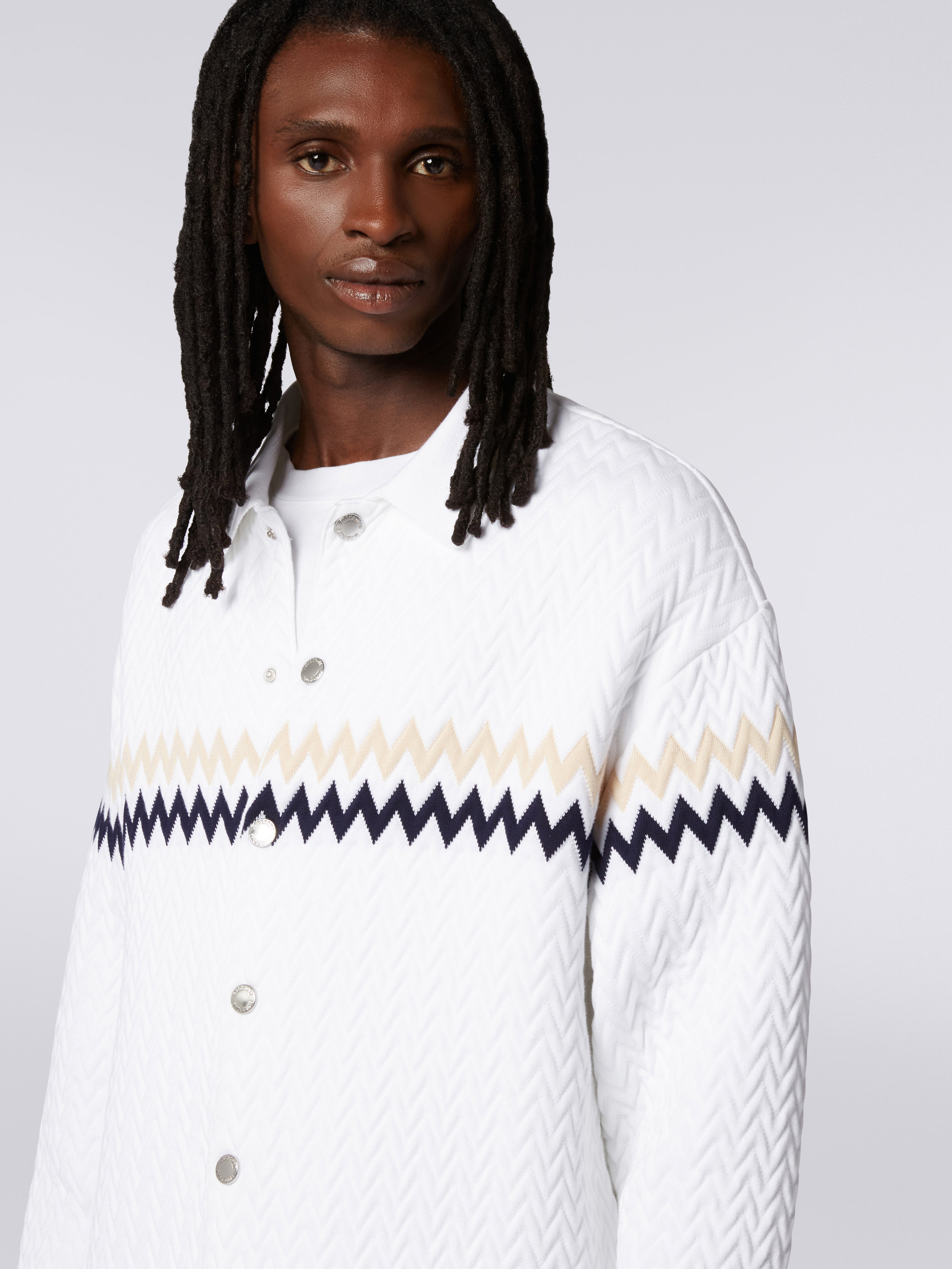 Surchemise en nylon avec surpiqûres en zigzag et détails contrastés, Blanc, Beige & Bleu - 4