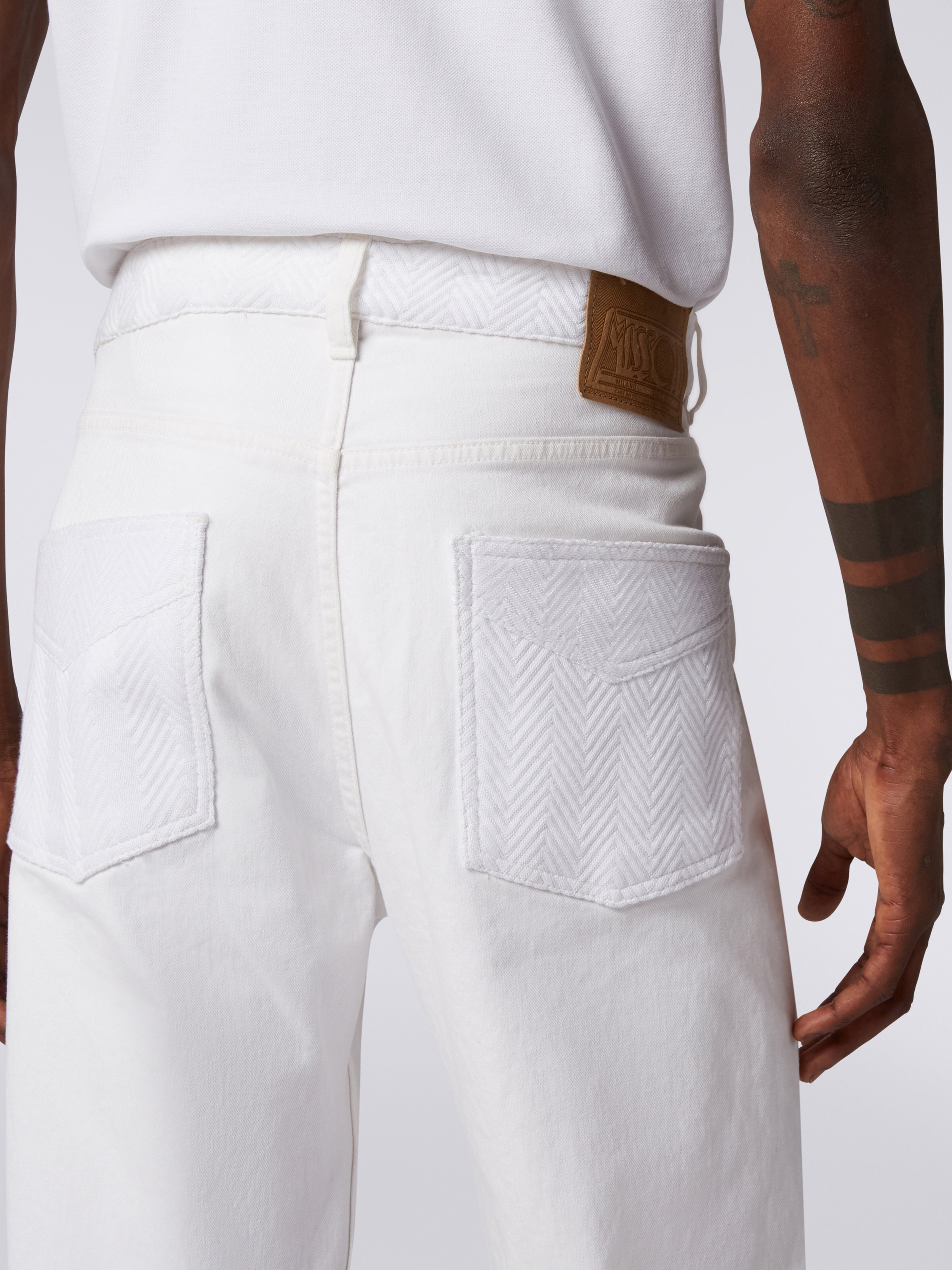 Five-Pocket-Hose aus Stretch-Baumwolle mit Strickeinsätzen, Weiß  - 4