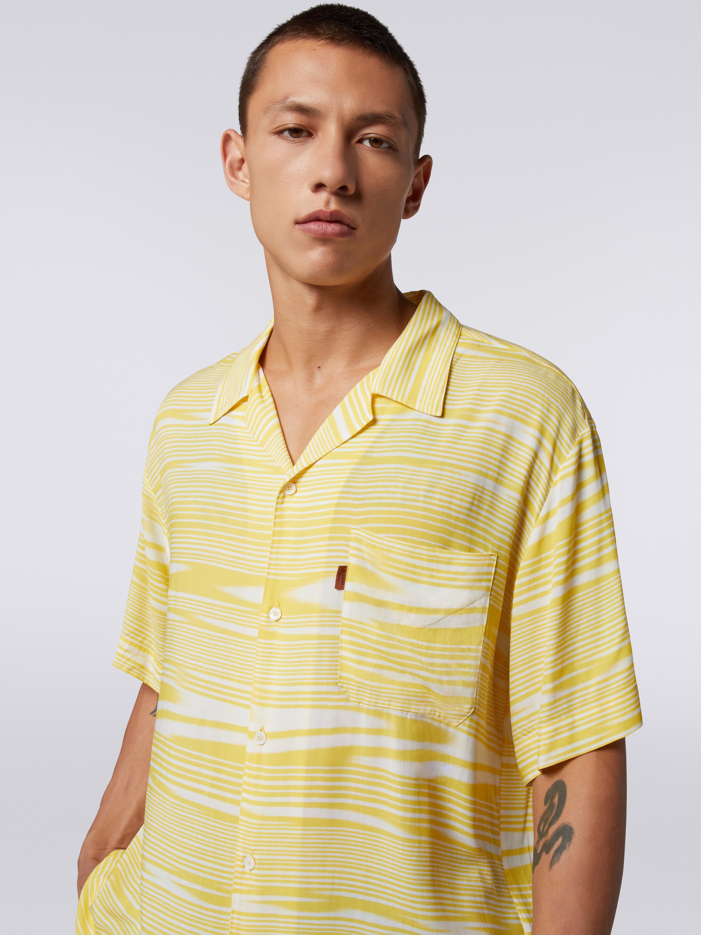 Short-sleeved viscose bowling shirt, White & Yellow - 4