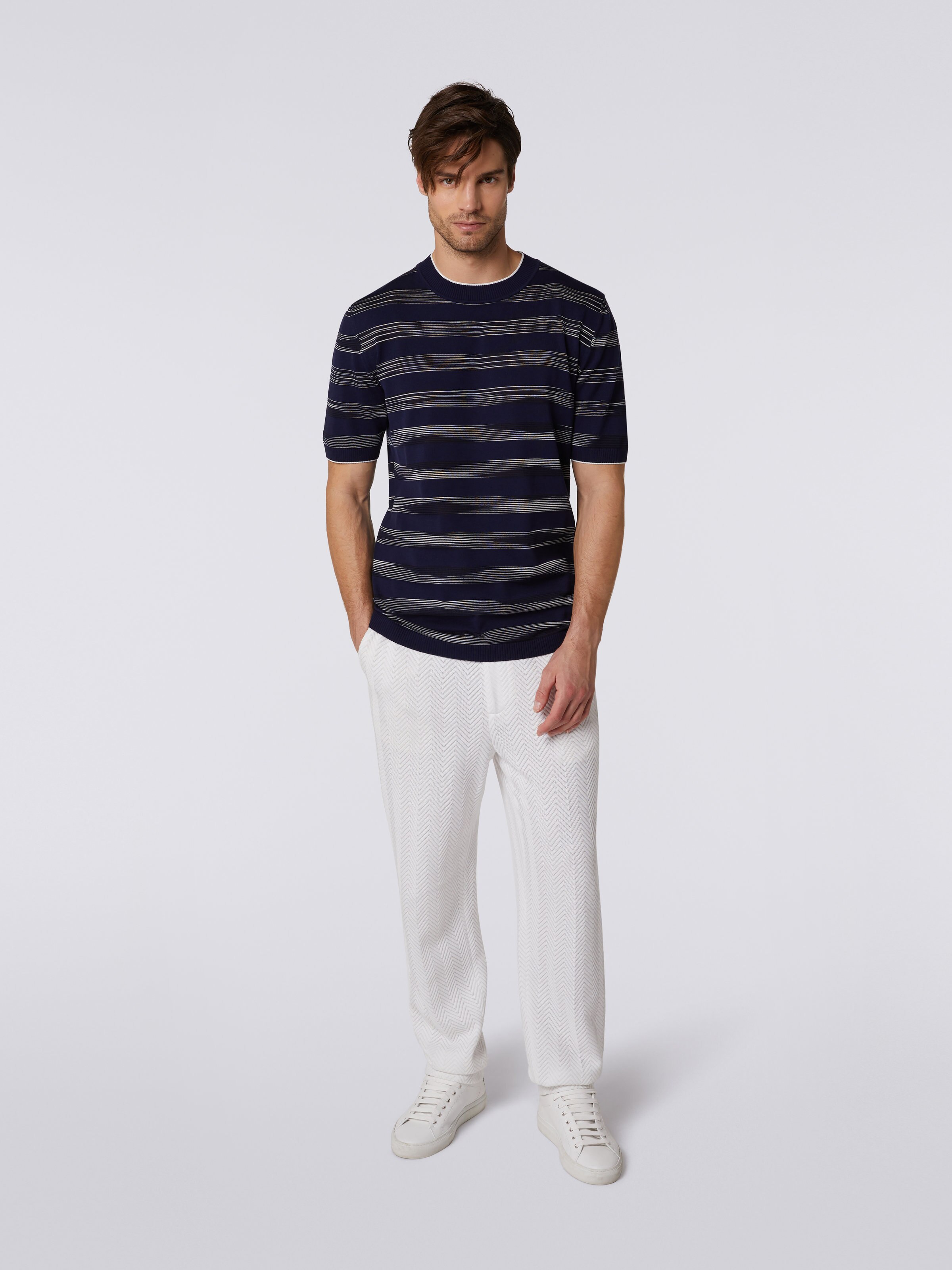 Camiseta de cuello redondo de algodón y viscosa a rayas, Blanco, Negro & Azul Marino - 1
