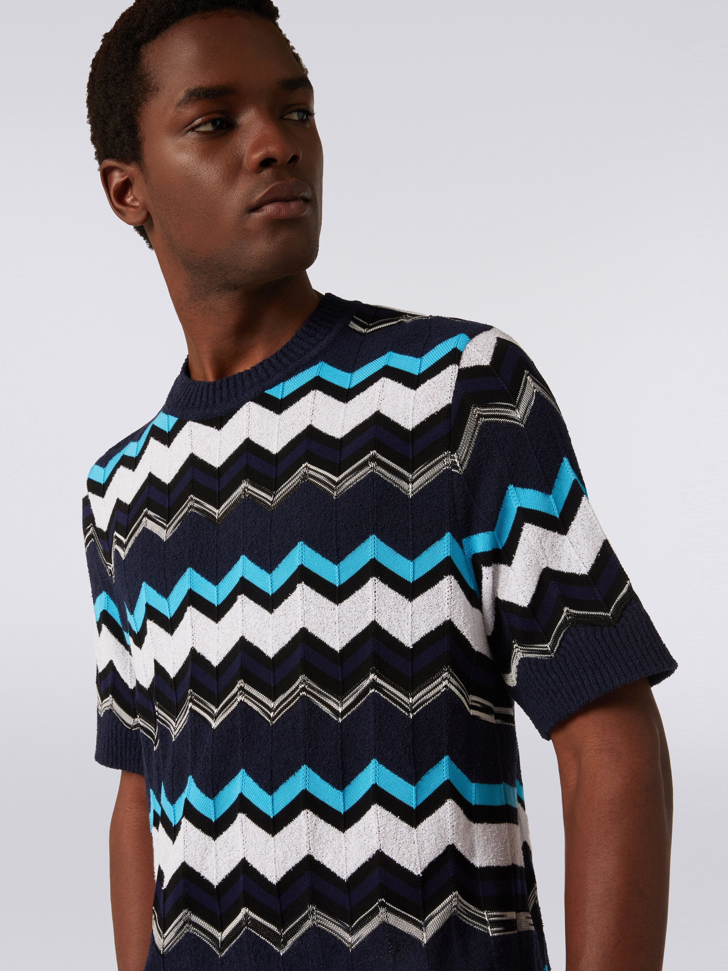 Short-sleeved crew-neck T-shirt in chevron cotton knit, White, Black & Blue   - 4