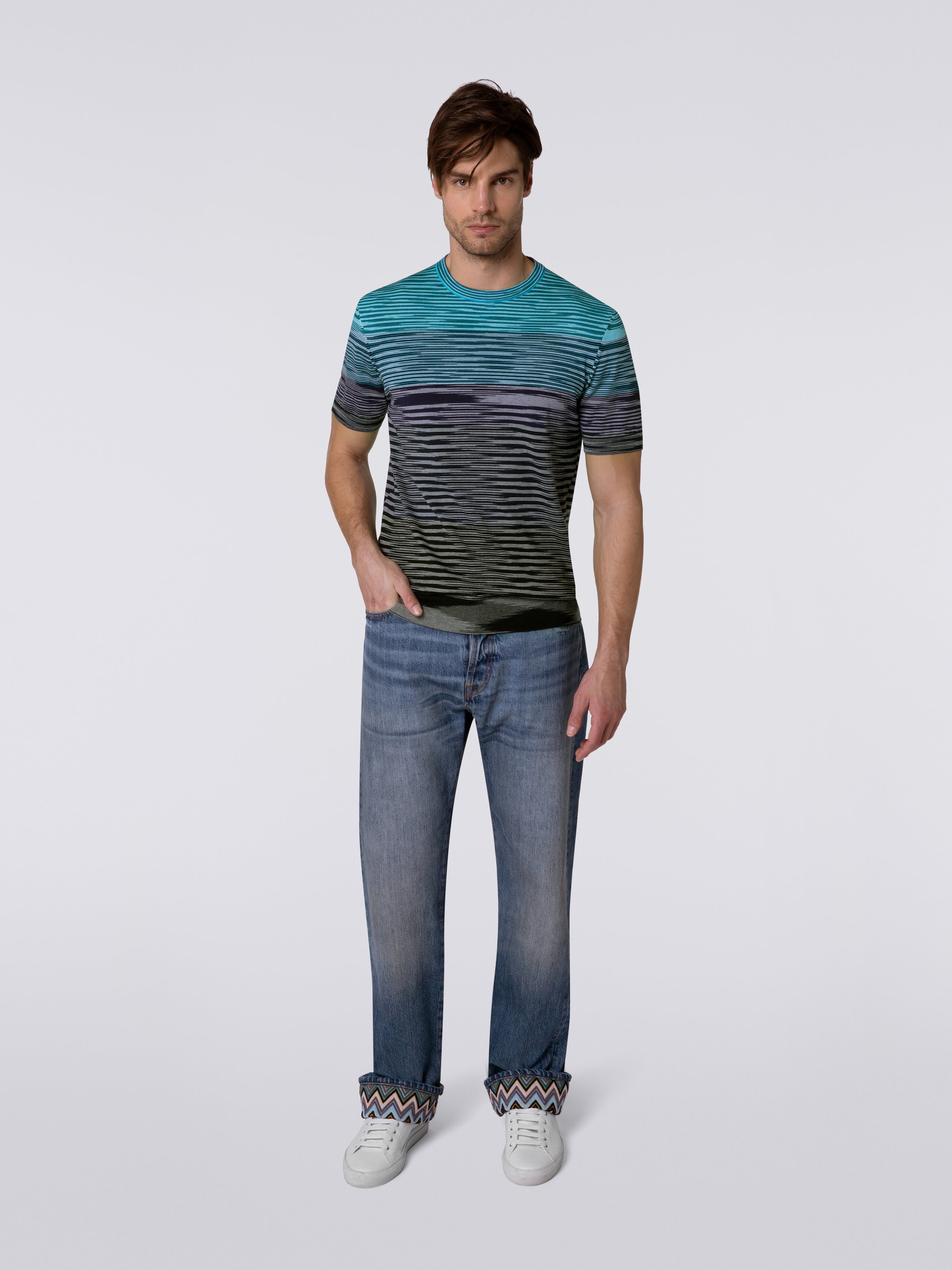 Kurzärmeliges T-Shirt aus Baumwollstrick mit Rundhalsausschnitt und Dégradé-Streifen, Blau, Violett & Schwarz - 1