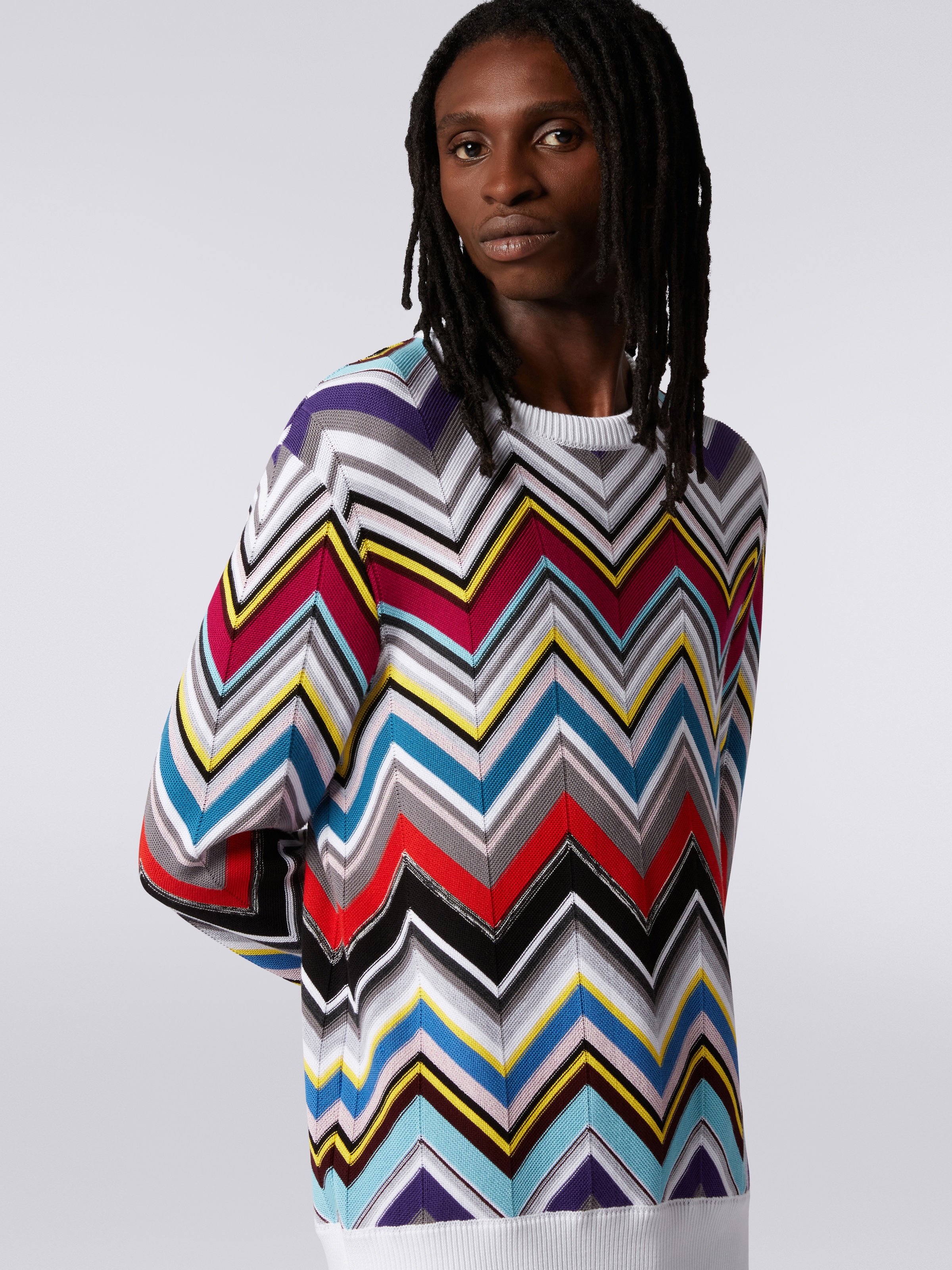Pullover mit rundem Halsausschnitt aus einem Woll-Viskose-Mischgewebe mit unifarbenen Abschlüssen, Mehrfarbig  - 4