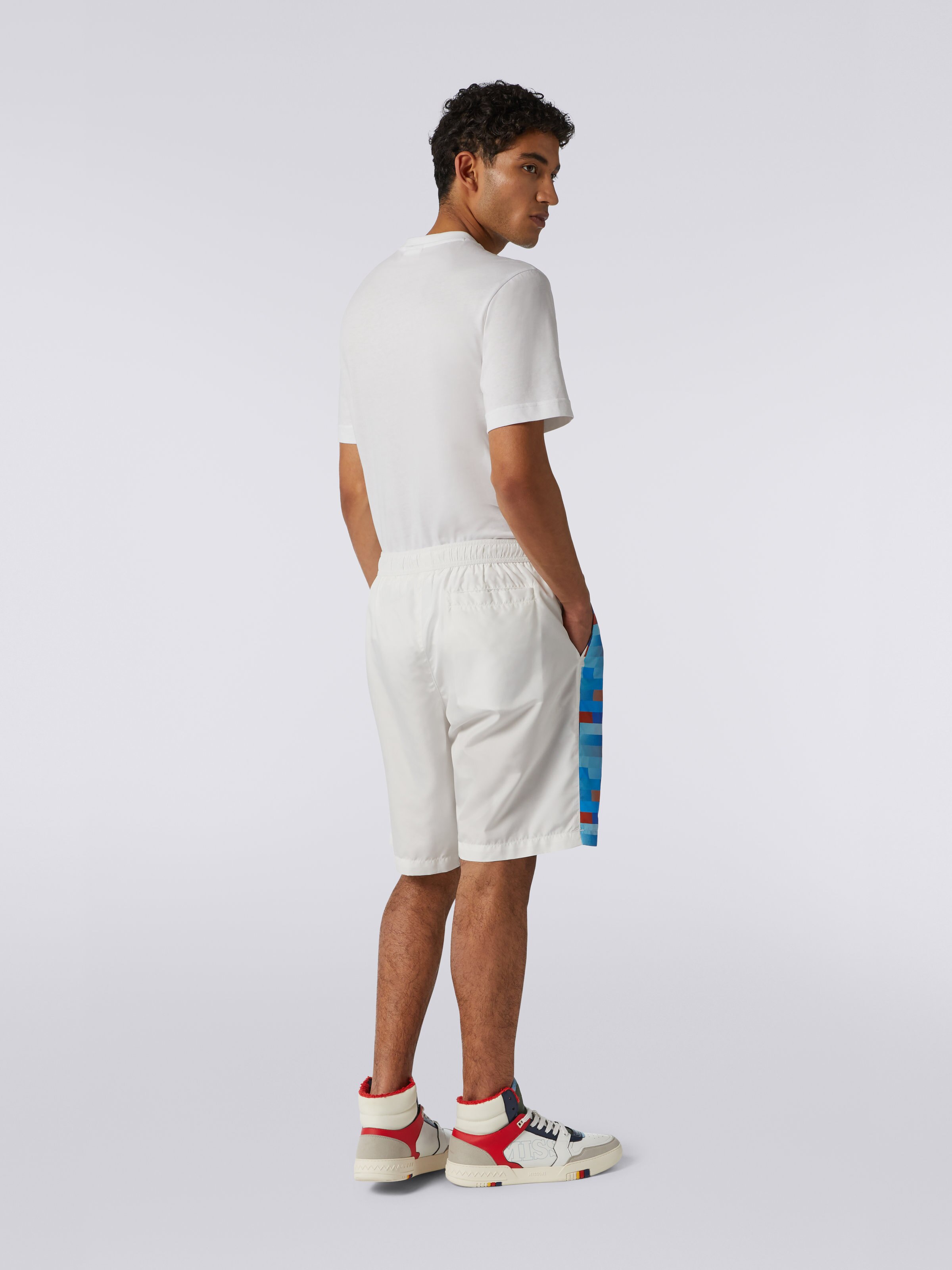 Short de bain avec logo et empiècements dans les couleurs classiques de la marque, Blanc  - 3