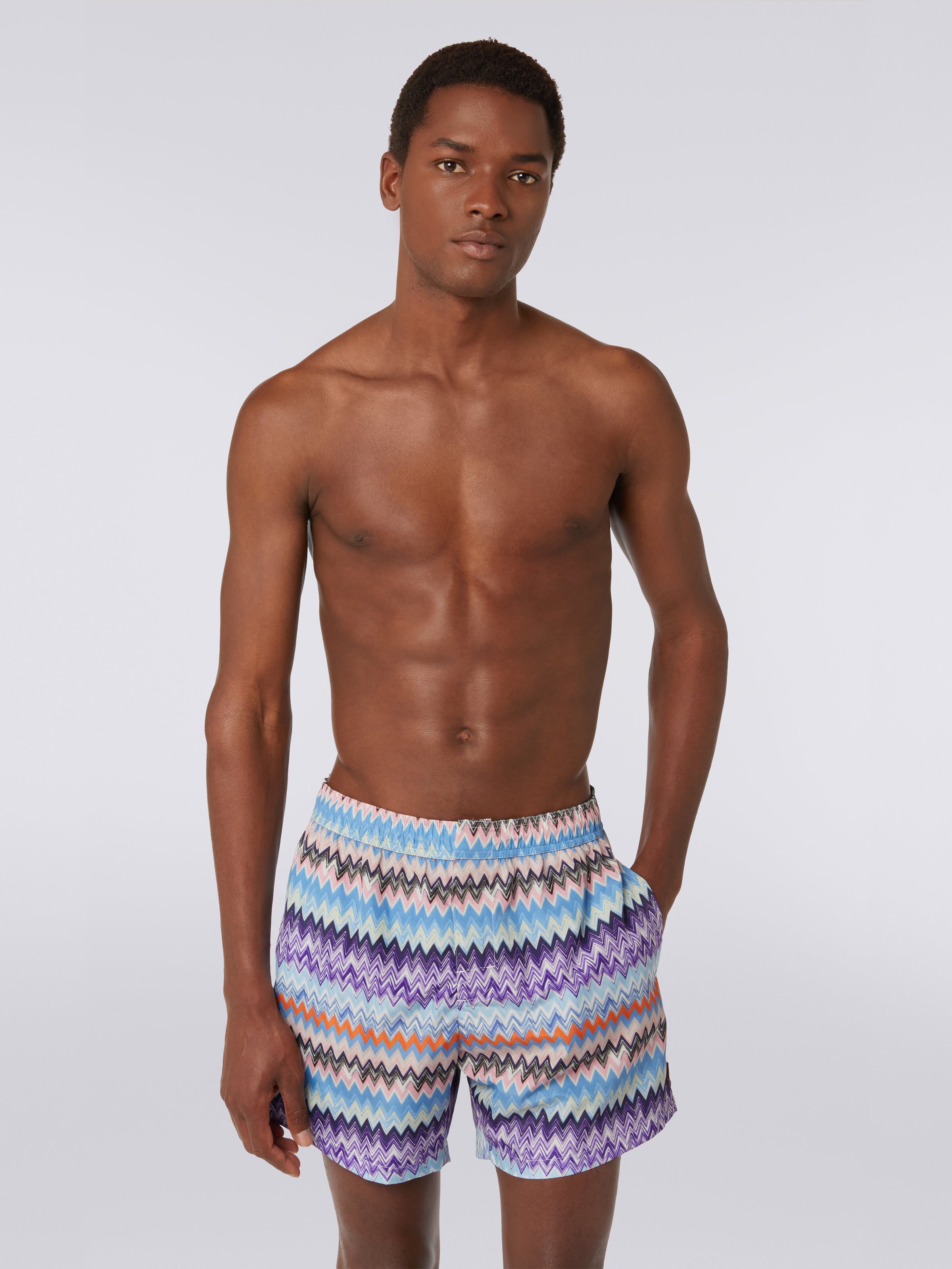 Short de bain en tissu technique à imprimé chevron, Bleu - 1