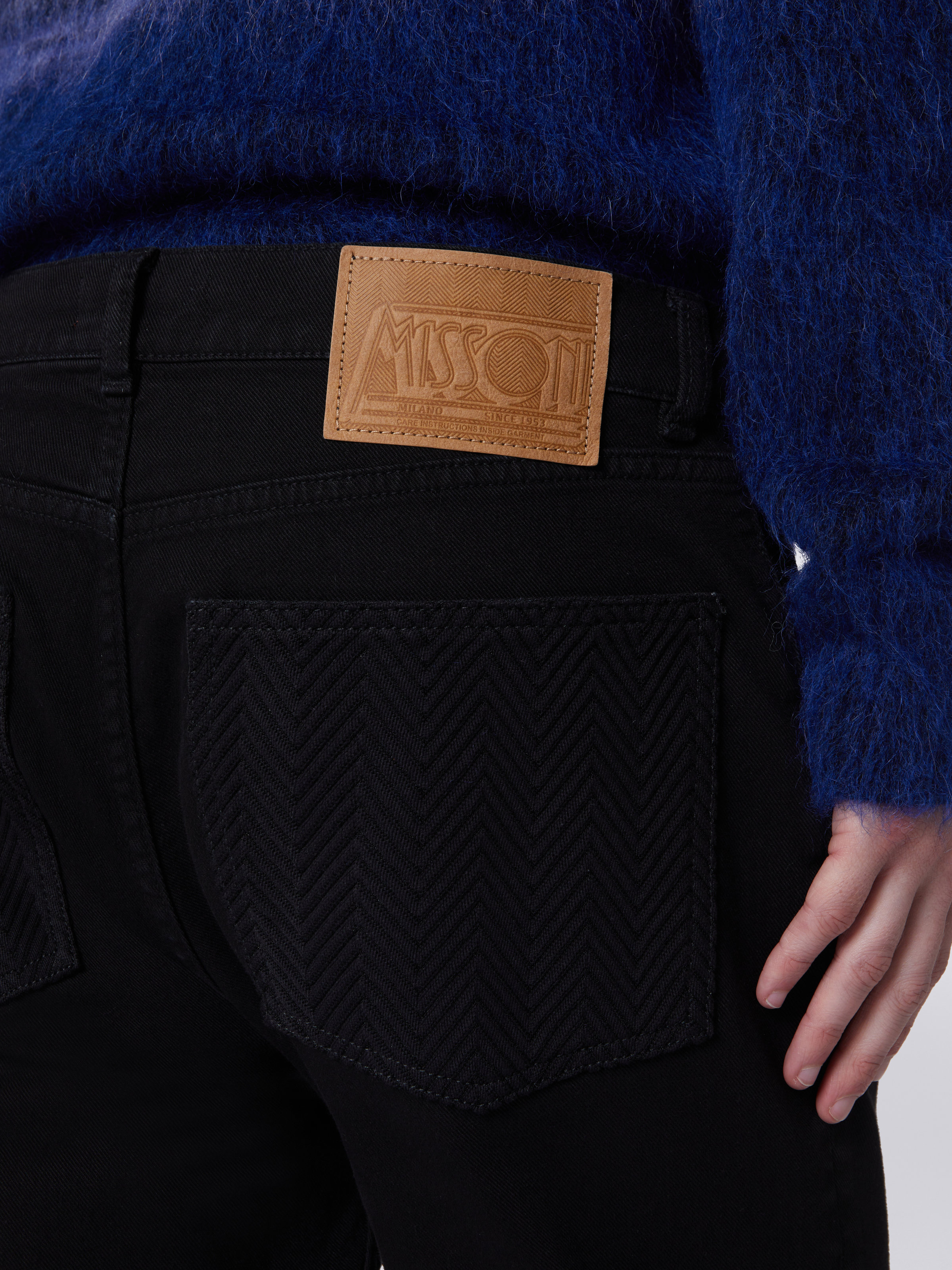 Cinque tasche in denim con inserti chevron, Nero    - 4