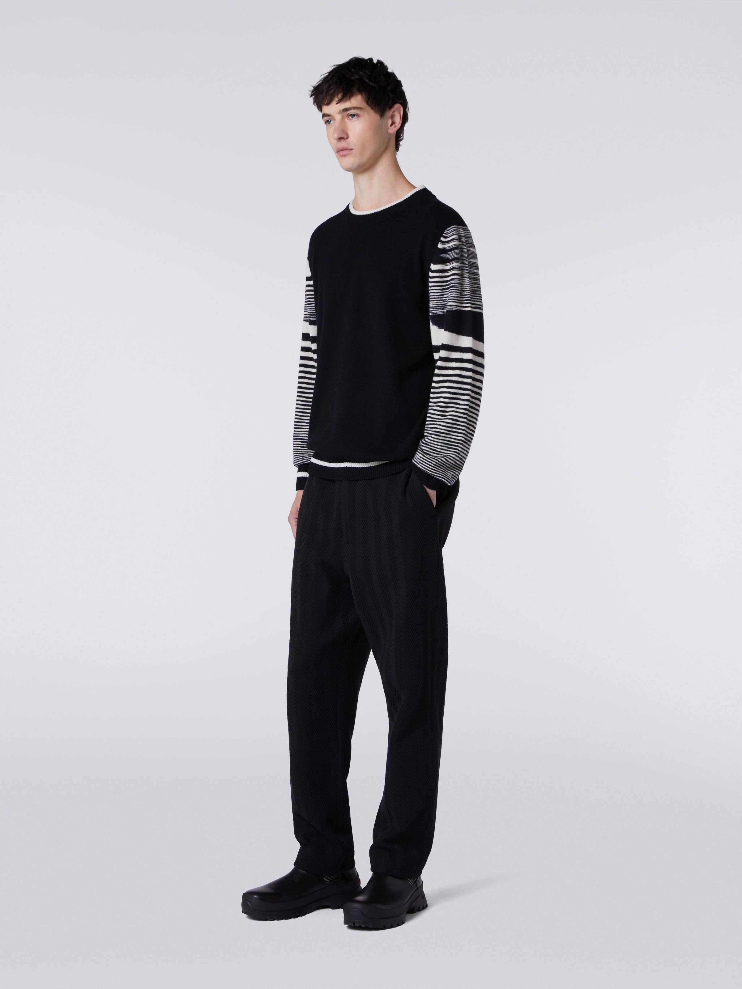 Kaschmirpullover mit Rundhalsausschnitt, Schwarz    - 2