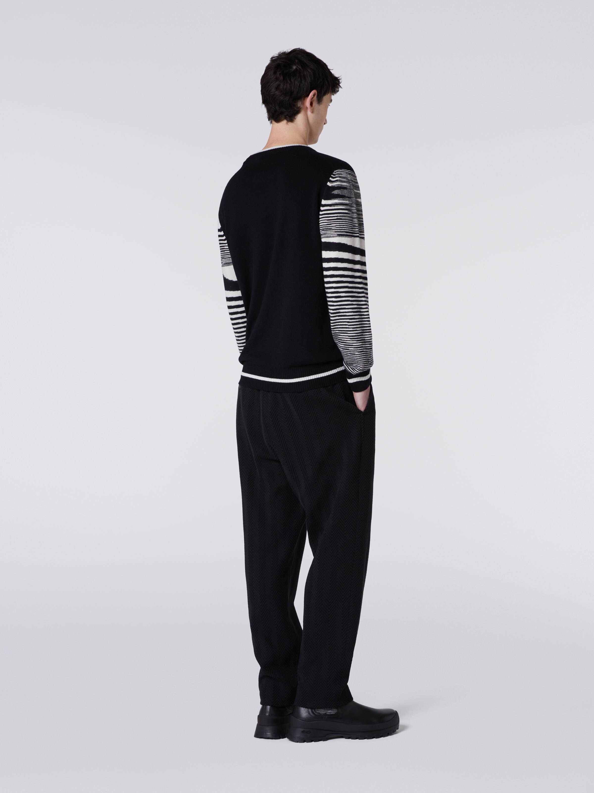 Kaschmirpullover mit Rundhalsausschnitt, Schwarz    - 3