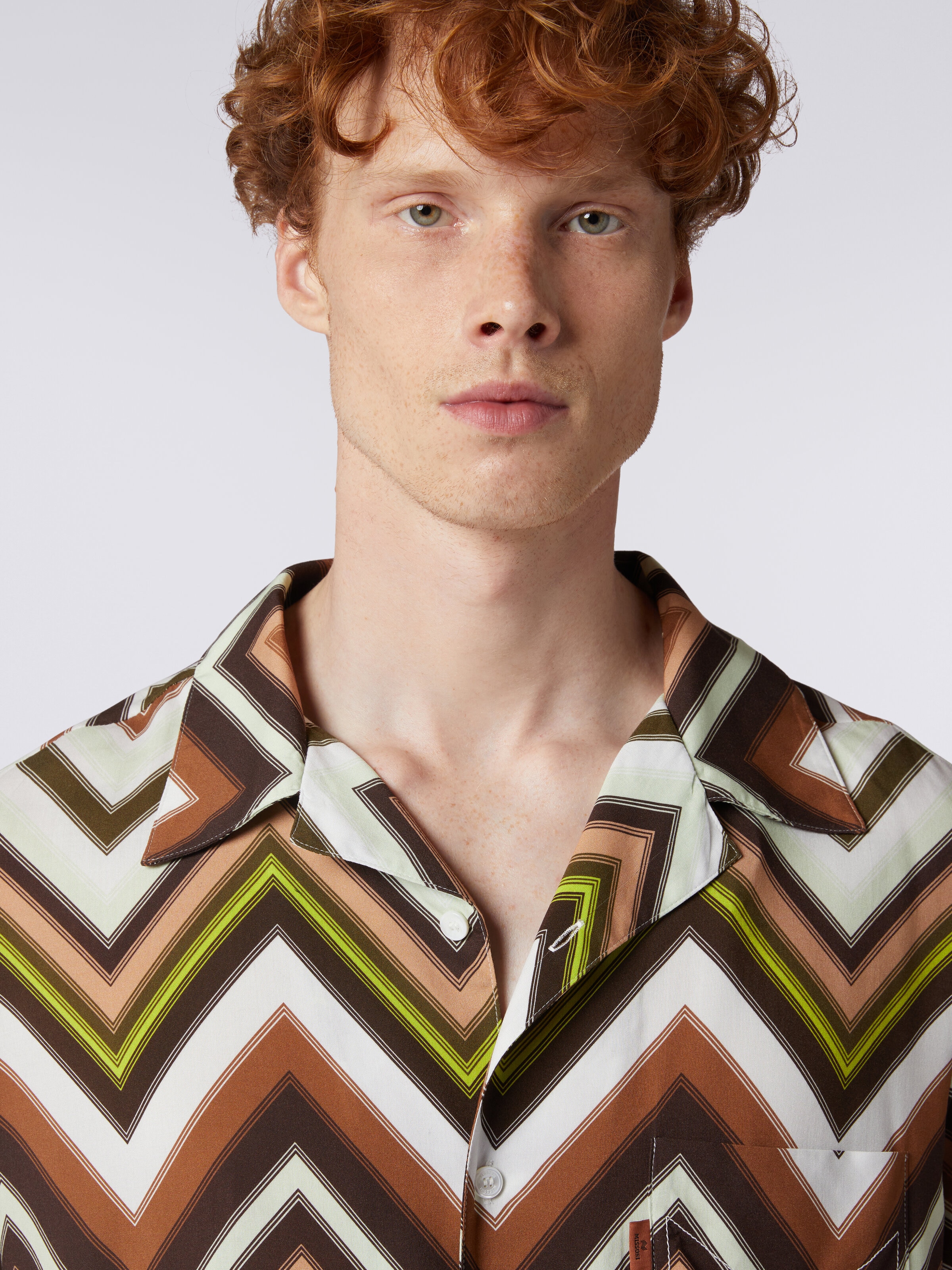 Kurzärmeliges Hemd aus Viskose mit Chevron-Print, Mehrfarbig  - 4