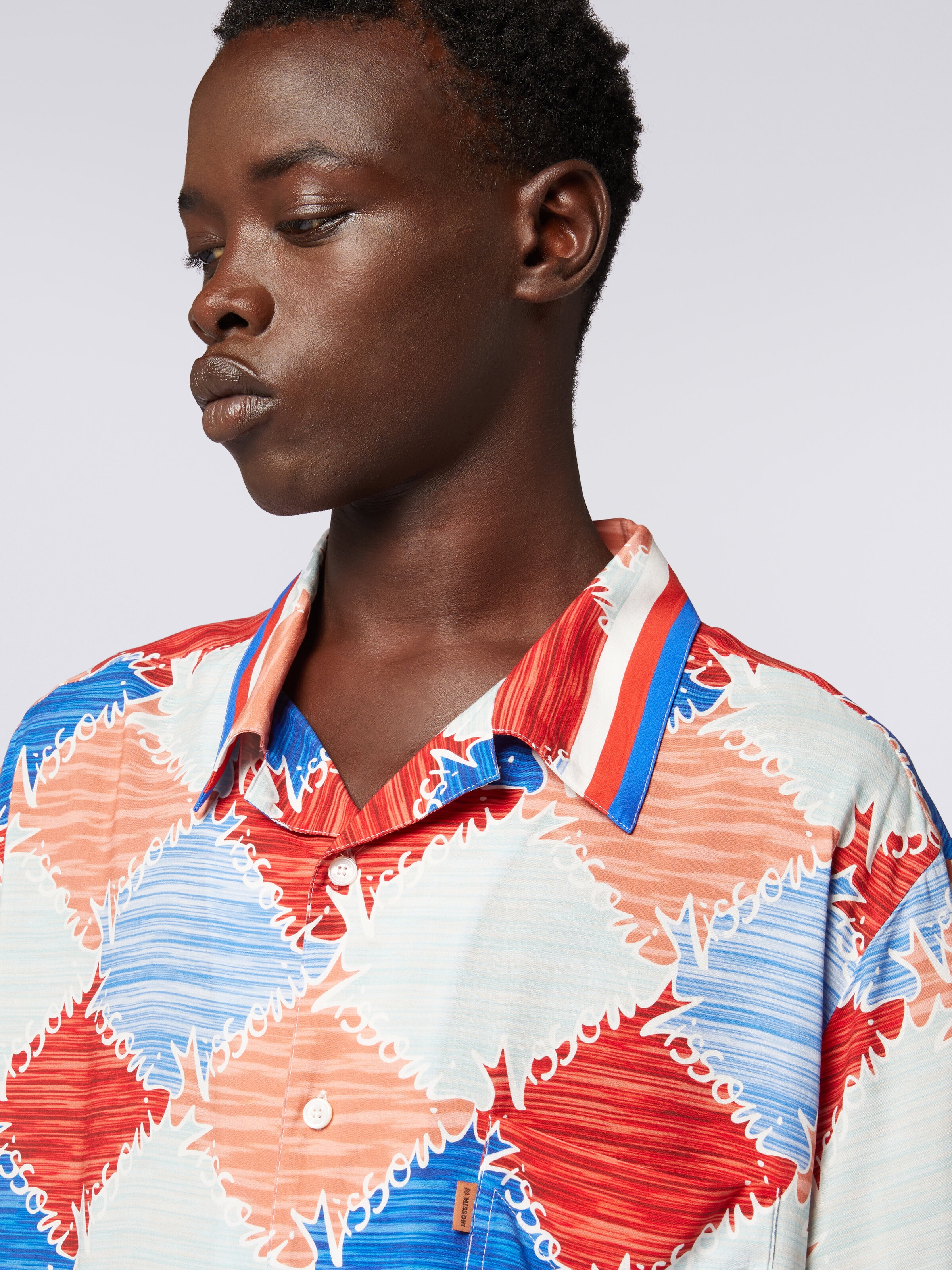 Chemise à manches courte en viscose avec losanges et logo imprimé, Multicolore  - 4