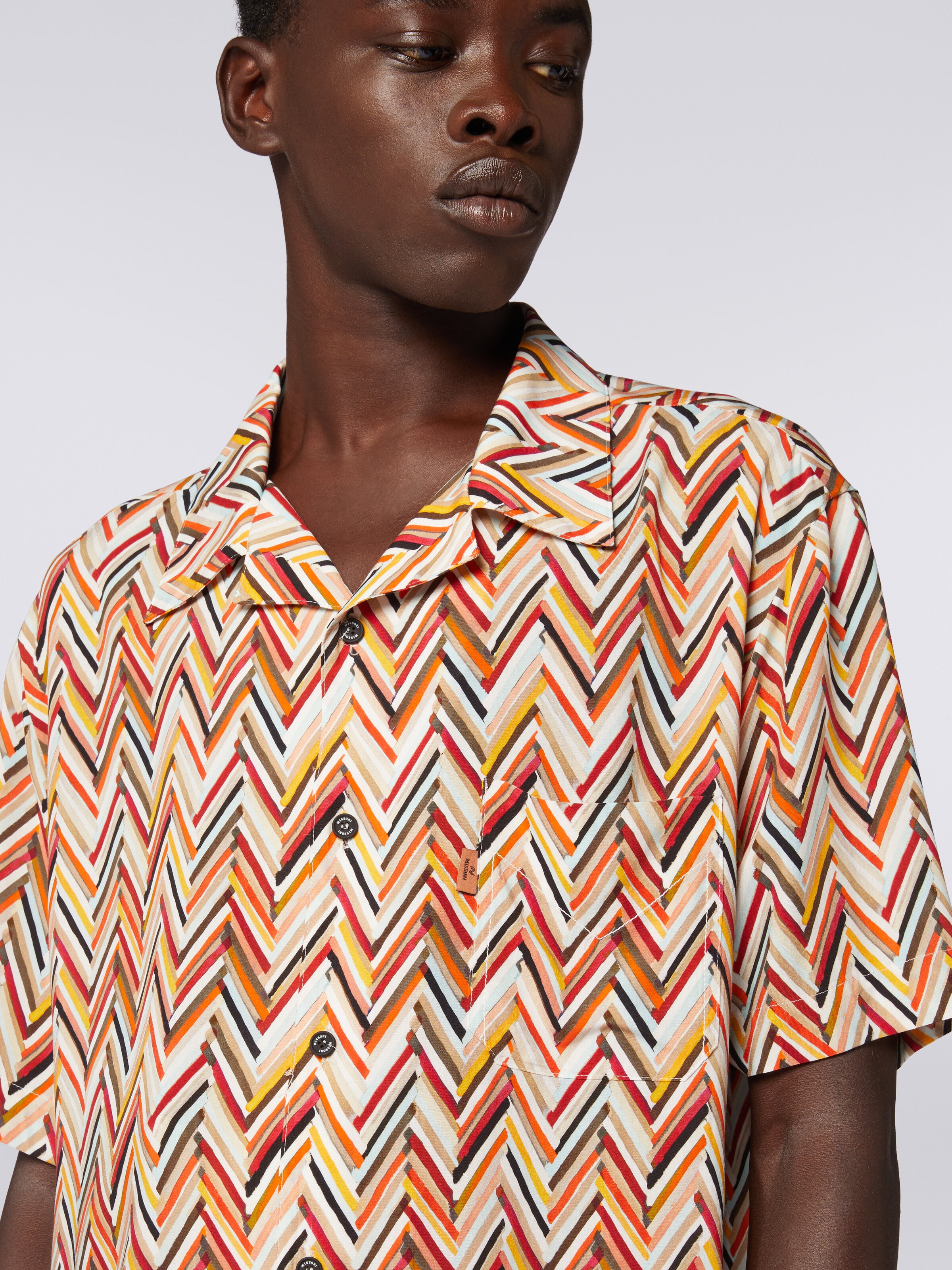 Camisa de manga corta de viscosa con estampado zigzag, Multicolor  - 4