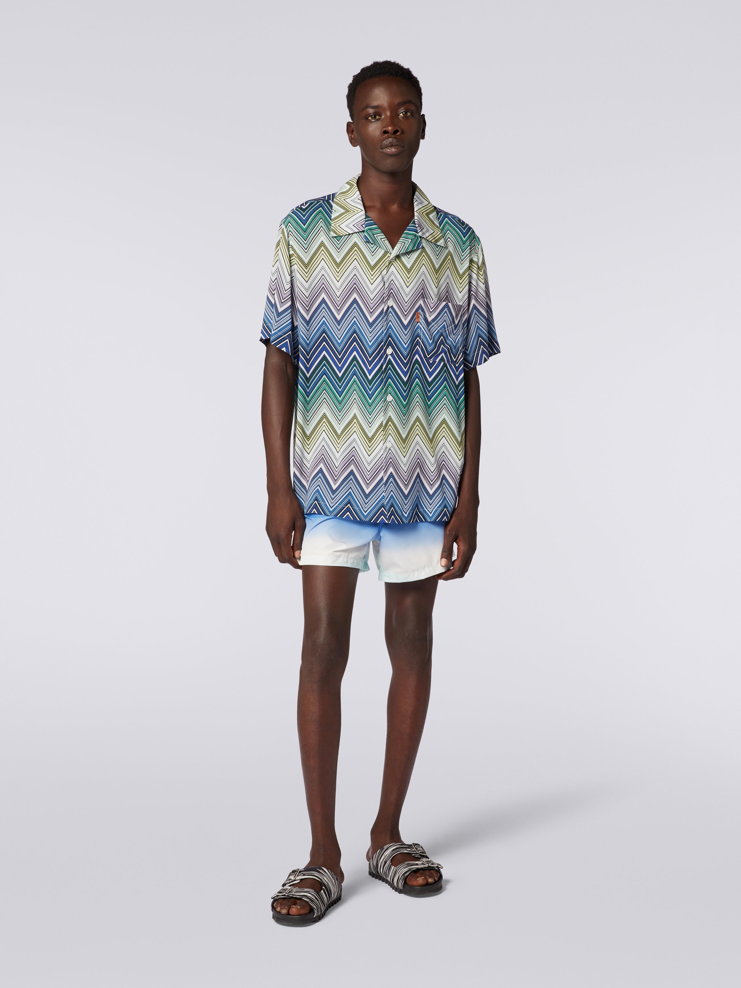 Short-sleeved shirt in viscose with large zigzag print, Multicoloured  - 1