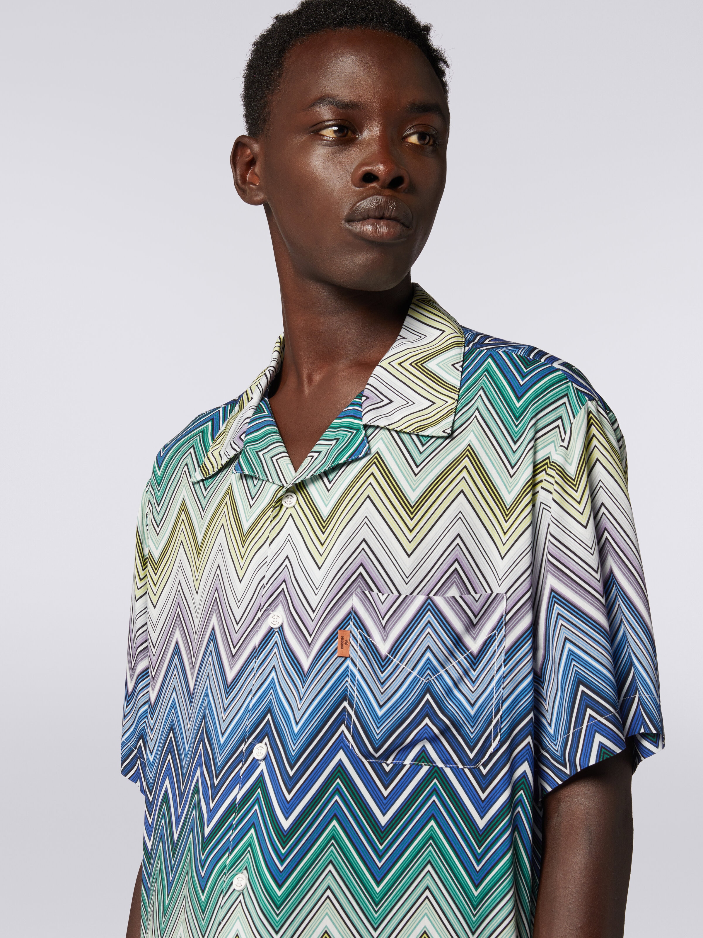 Short-sleeved shirt in viscose with large zigzag print, Multicoloured  - 4