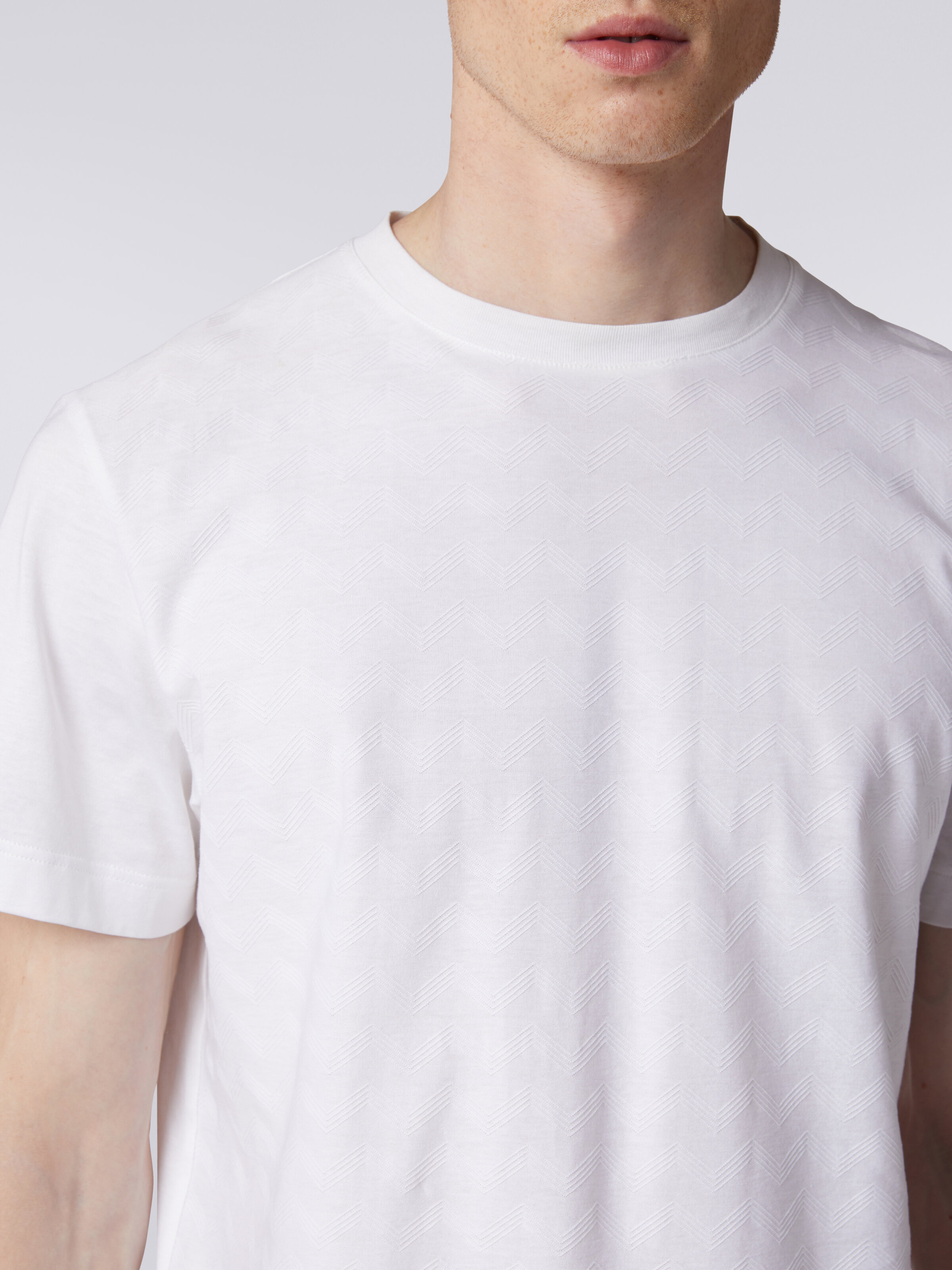 Kurzärmeliges Baumwoll-T-Shirt mit Zickzackmuster, Weiß  - 4