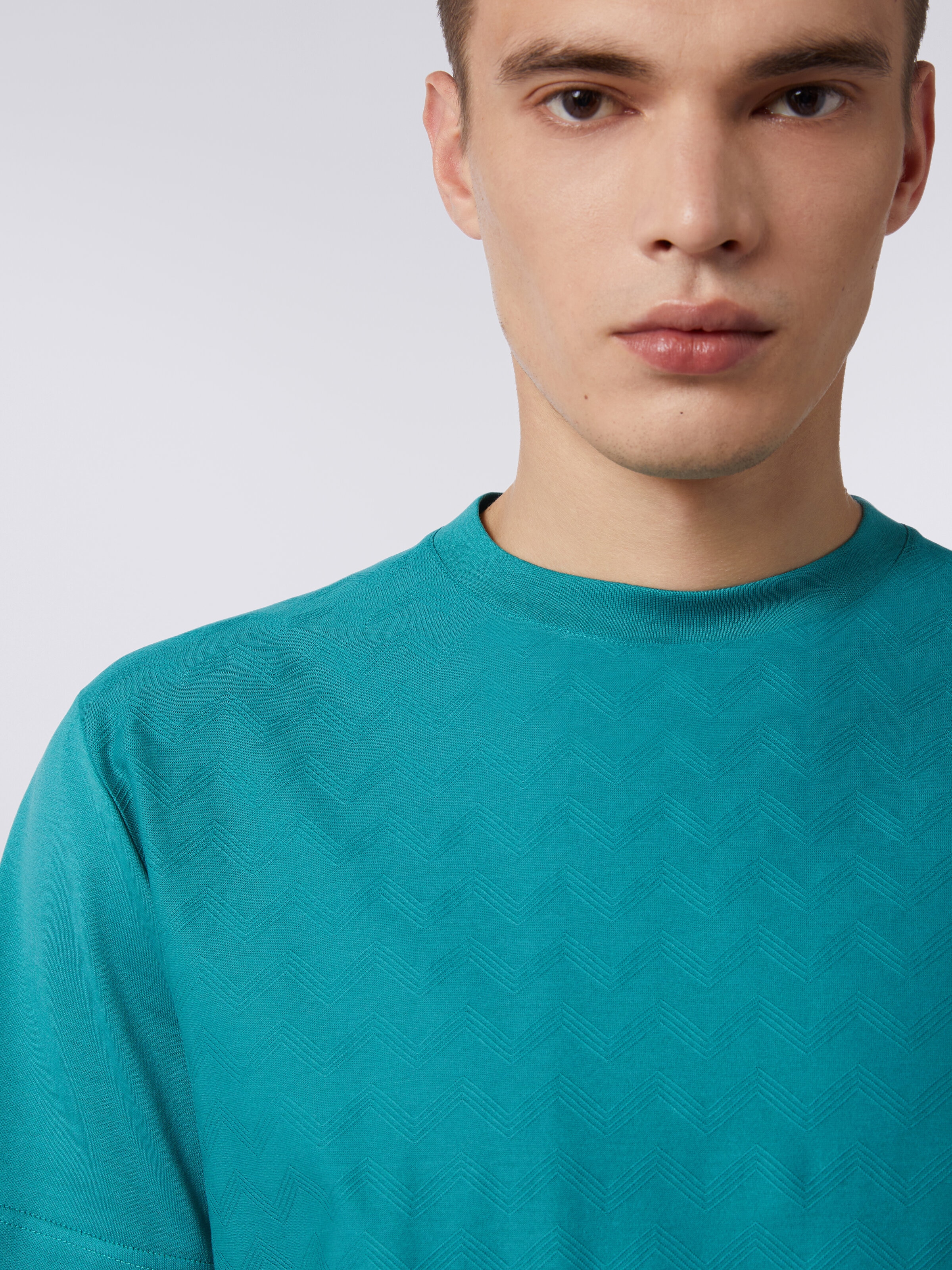Kurzärmeliges Baumwoll-T-Shirt mit Zickzackmuster, Grün  - 4