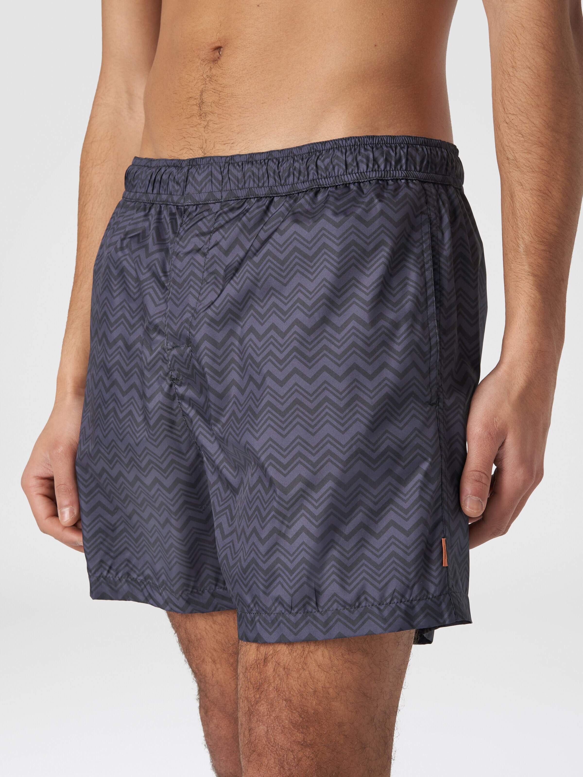 Badeboxer mit Ton-in-Ton-Zickzack-Print, Blau - 3