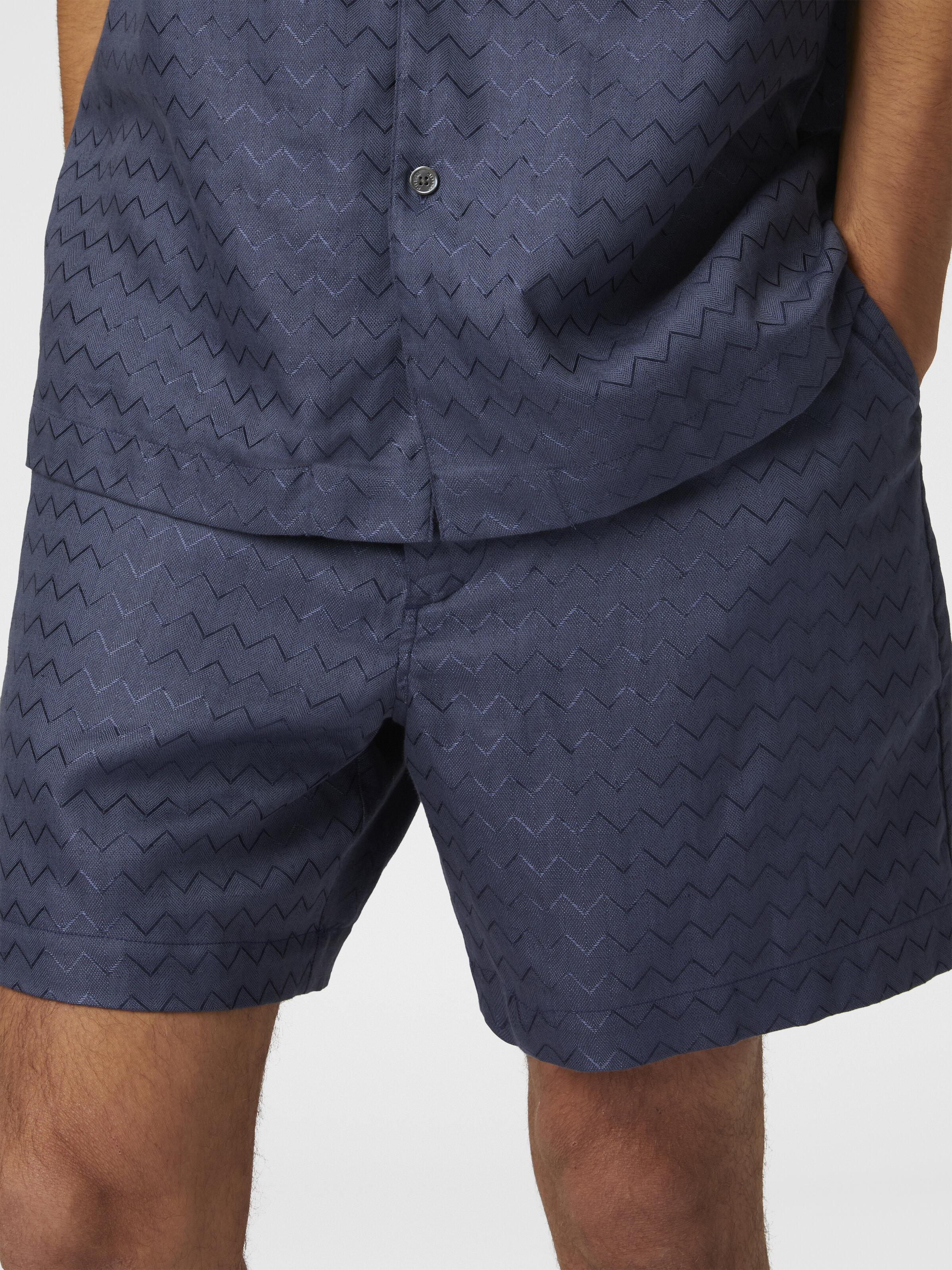 Maßgeschneiderte Shorts aus Baumwolle, Viskose und Leinen mit glänzendem Zickzack-Muster, Blau - 4