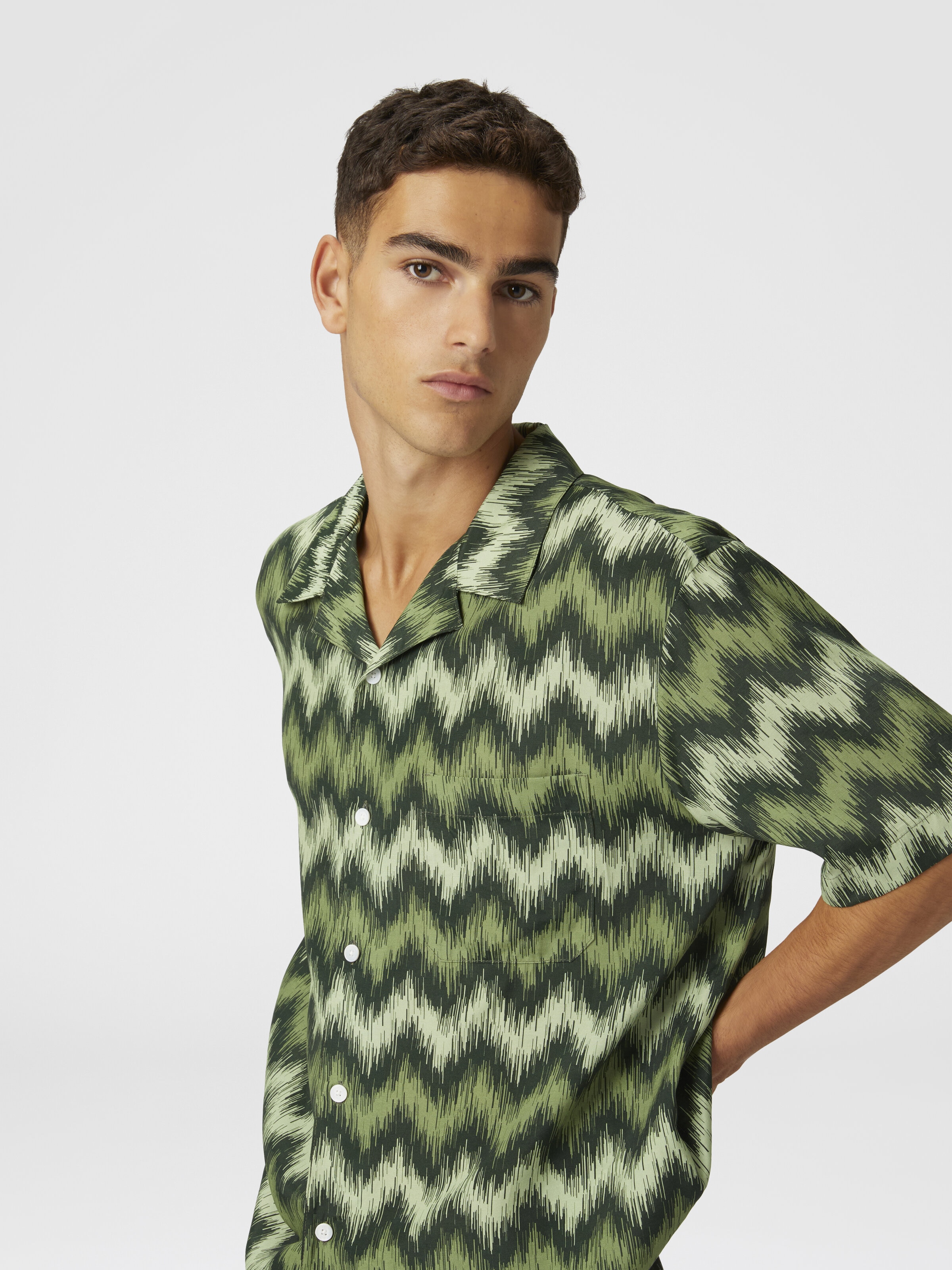 Bowling-Shirt aus Zick-Zack-Viskose, bedruckt mit gestörter Frequenz, Grün  - 3