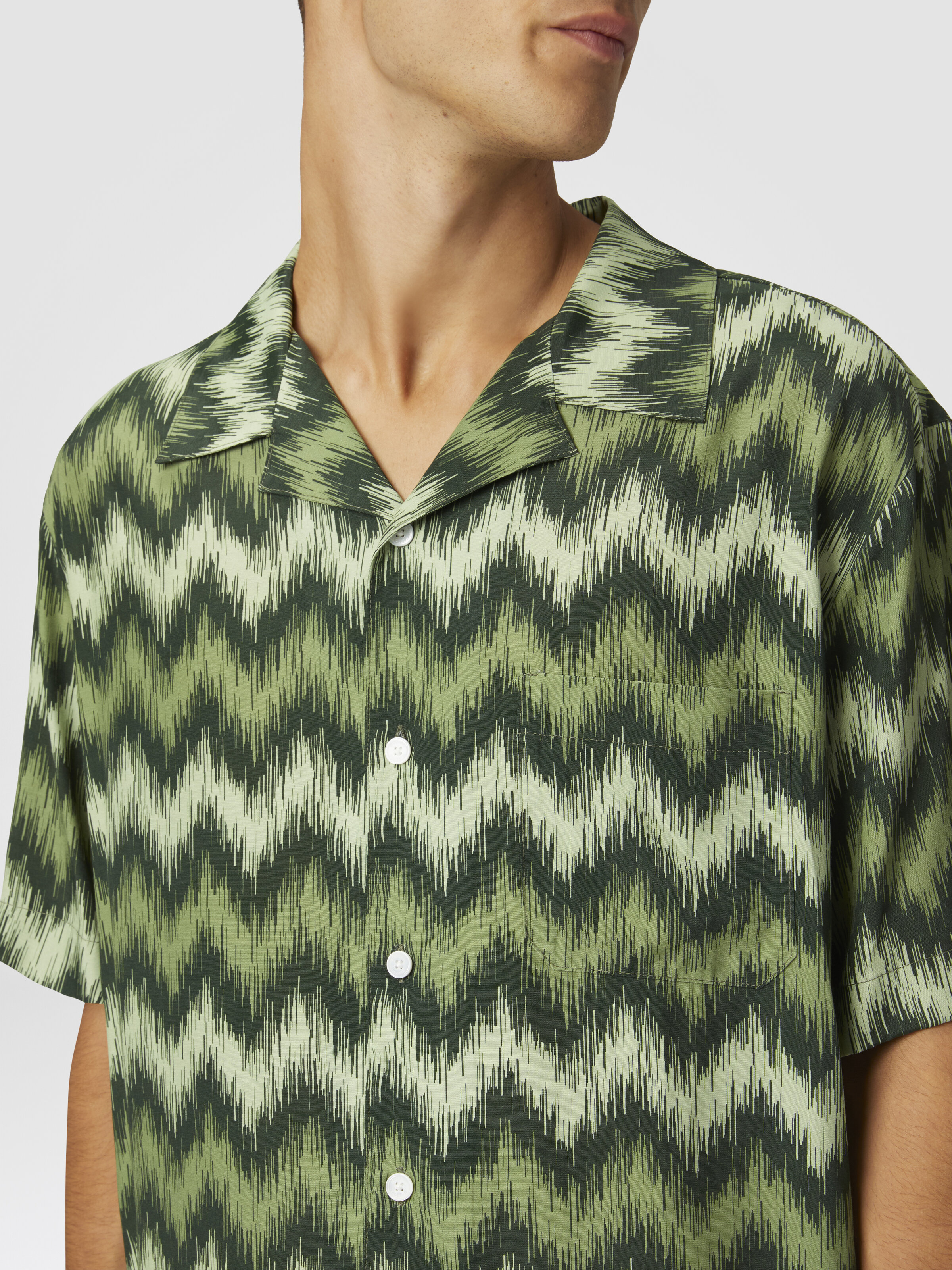 Bowling-Shirt aus Zick-Zack-Viskose, bedruckt mit gestörter Frequenz, Grün  - 4