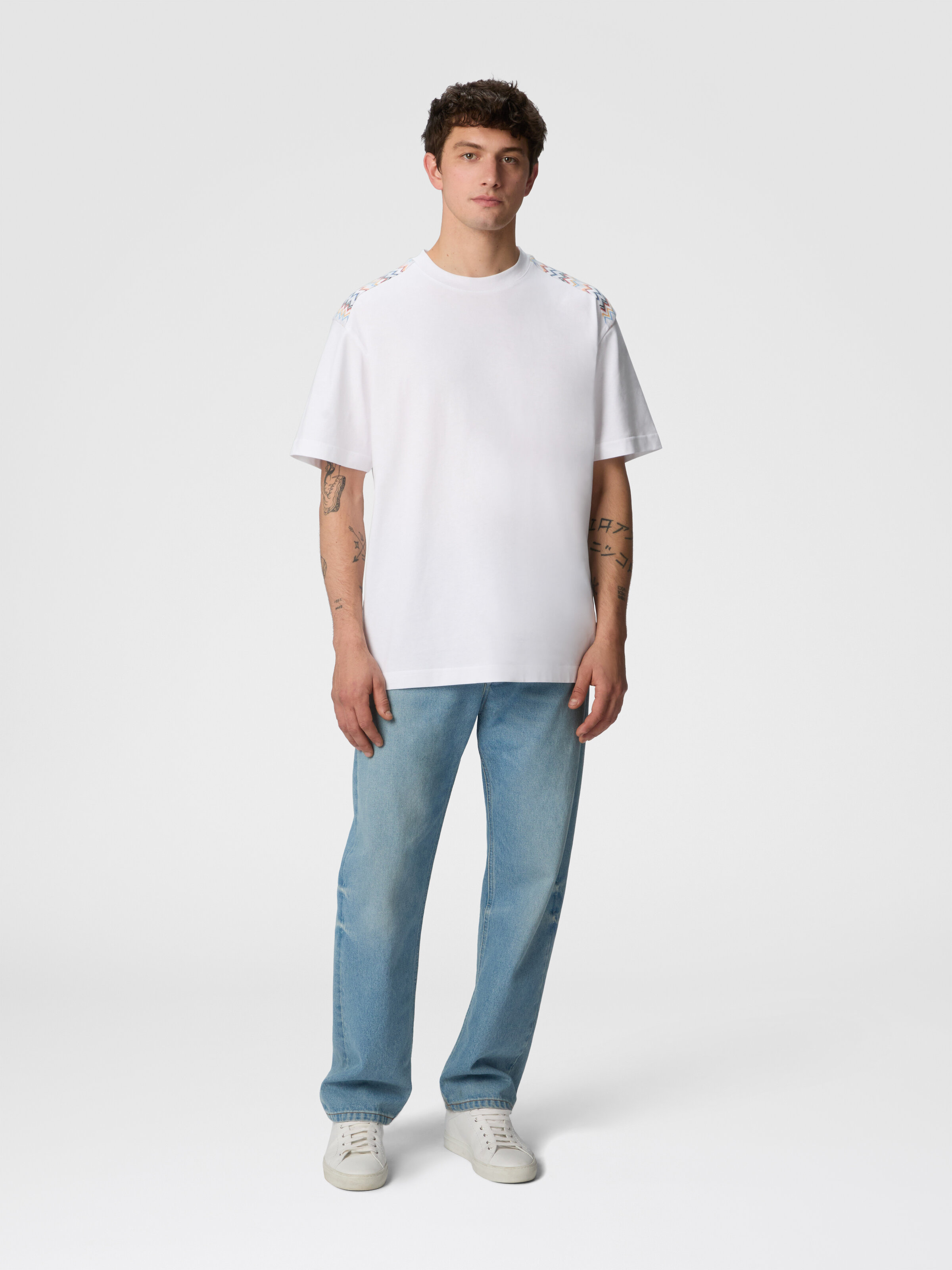 Camiseta de algodón con cuello redondo e inserciones de chevron en los hombros, Blanco  - 1