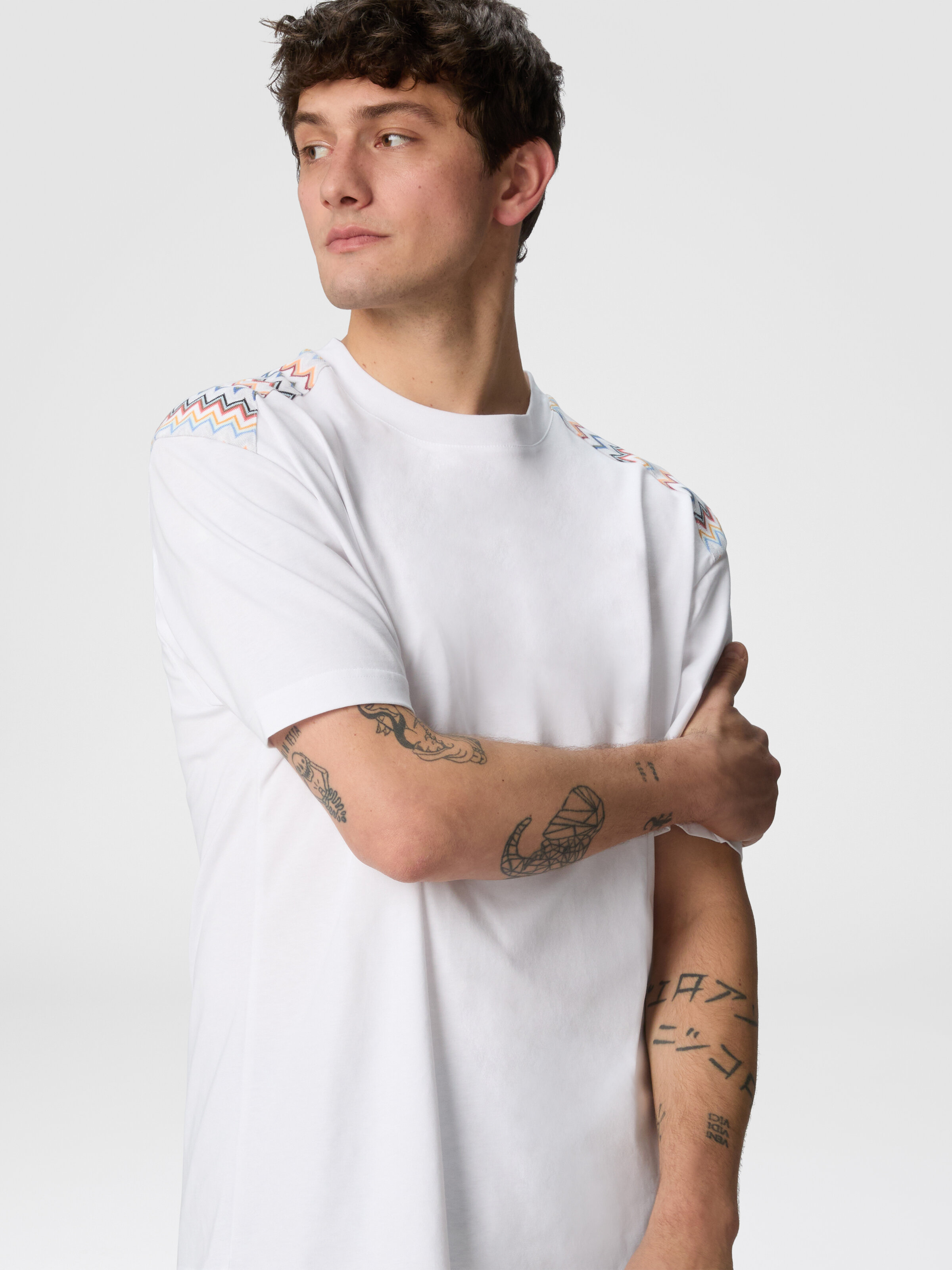 Camiseta de algodón con cuello redondo e inserciones de chevron en los hombros, Blanco  - 3