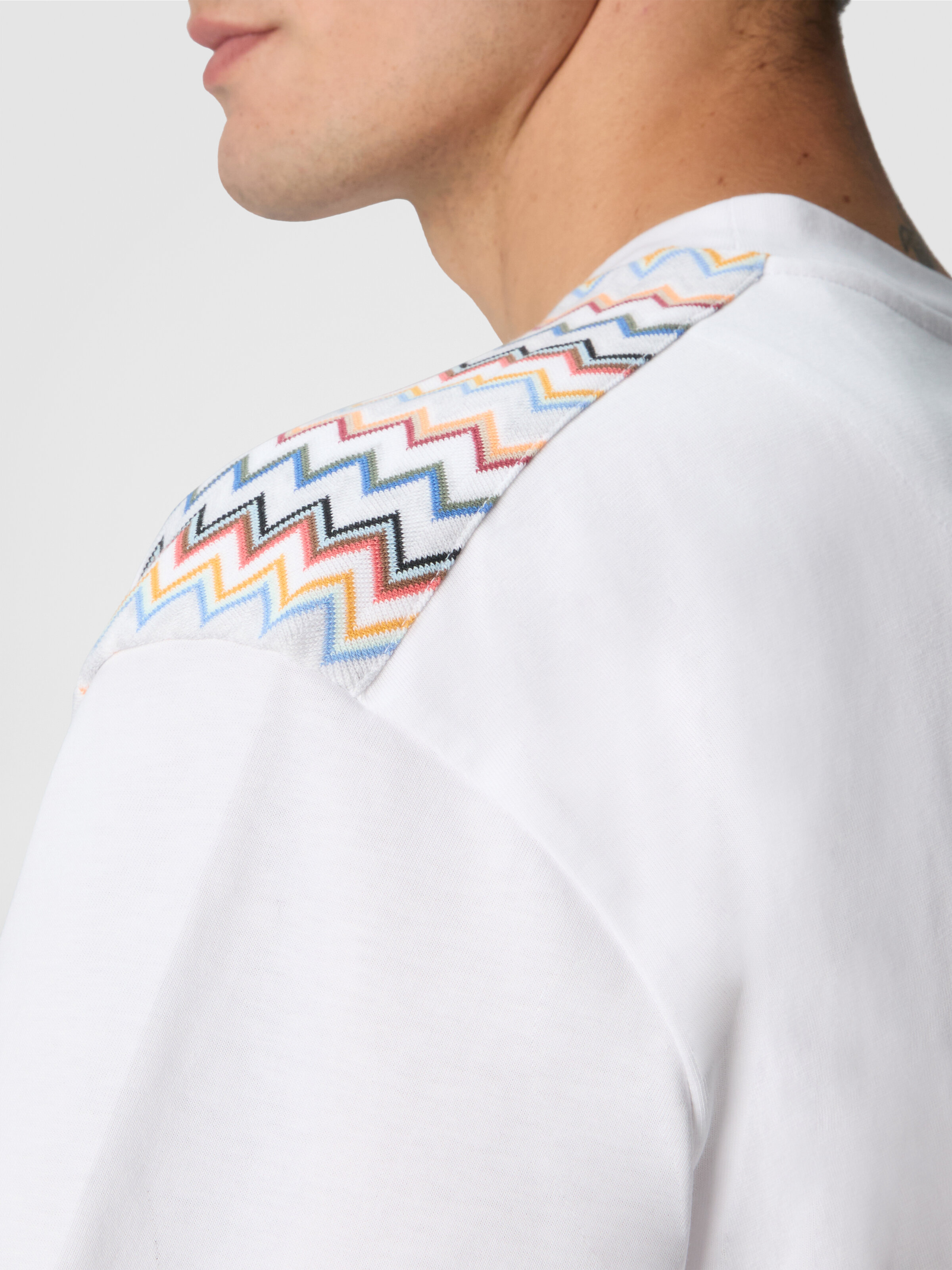 Camiseta de algodón con cuello redondo e inserciones de chevron en los hombros, Blanco  - 4