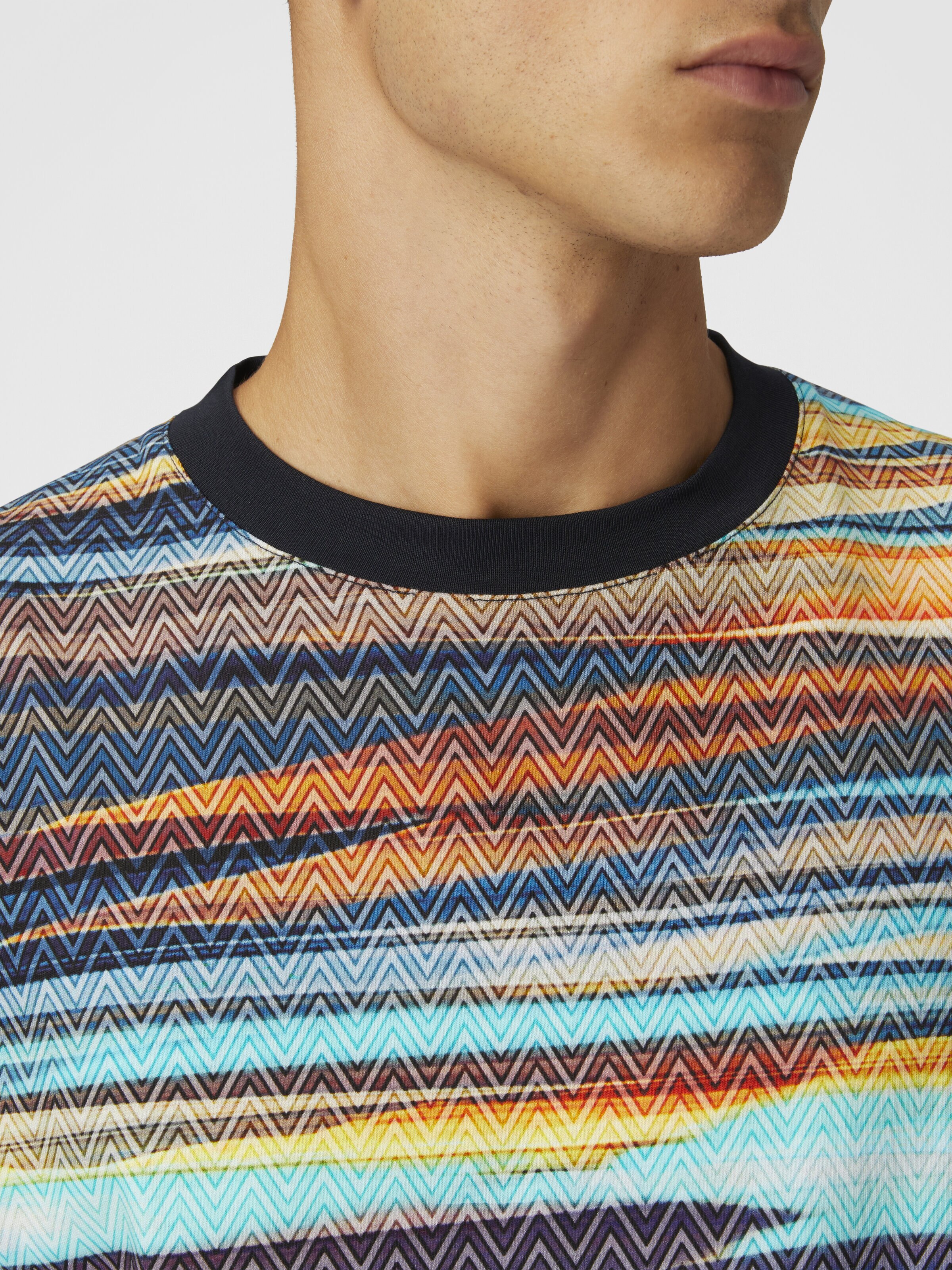 Camiseta de algodón con cuello redondo y estampado flameado en zigzag, Azul Oscuro - 4