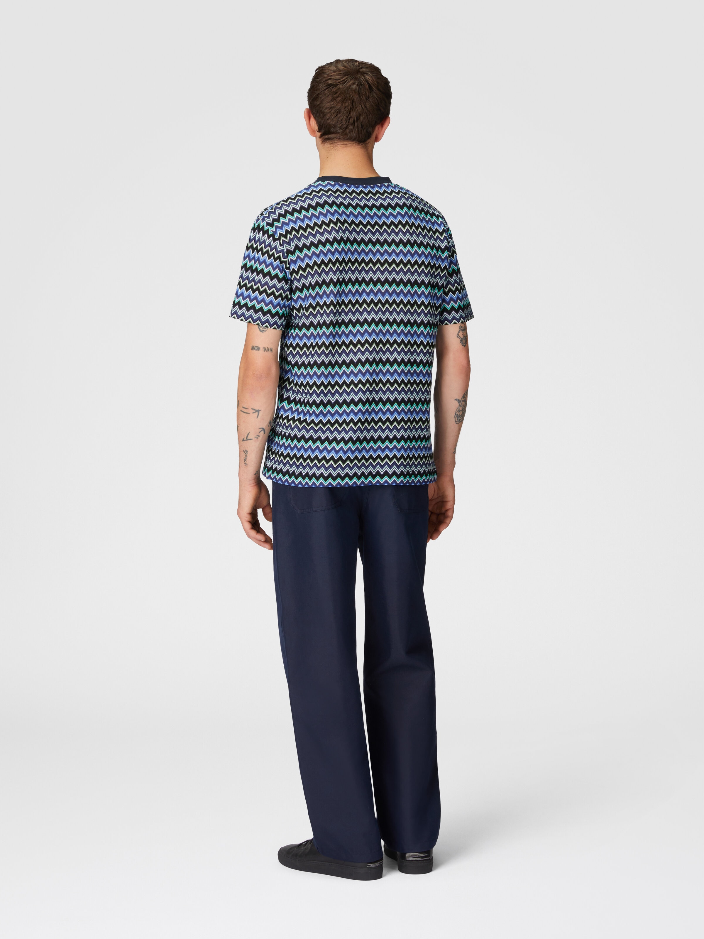 ジグザグコットンクルーネックTシャツ、対照的な襟, ブラック＆ブルー - 2