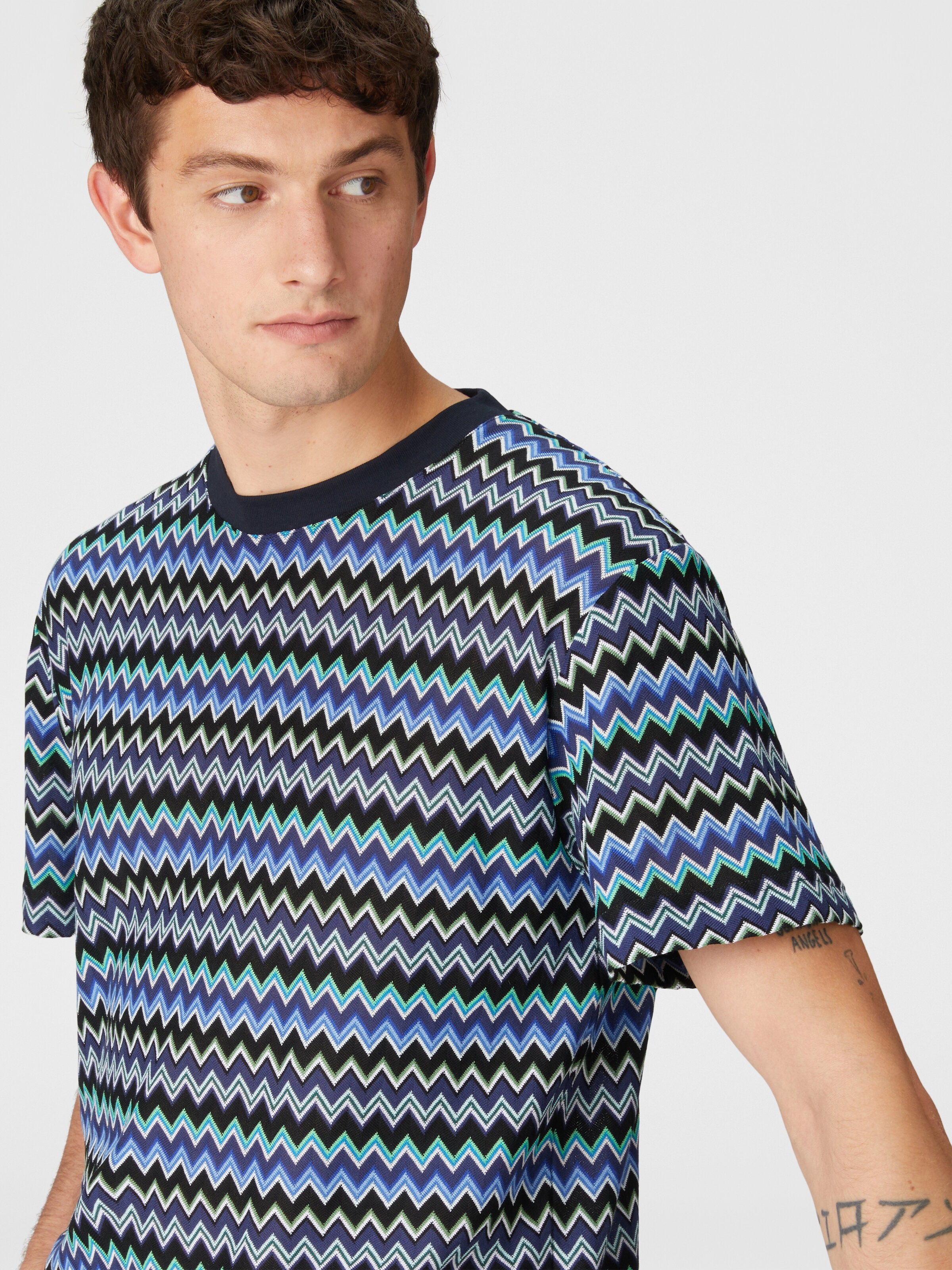ジグザグコットンクルーネックTシャツ、対照的な襟, ブラック＆ブルー - 3