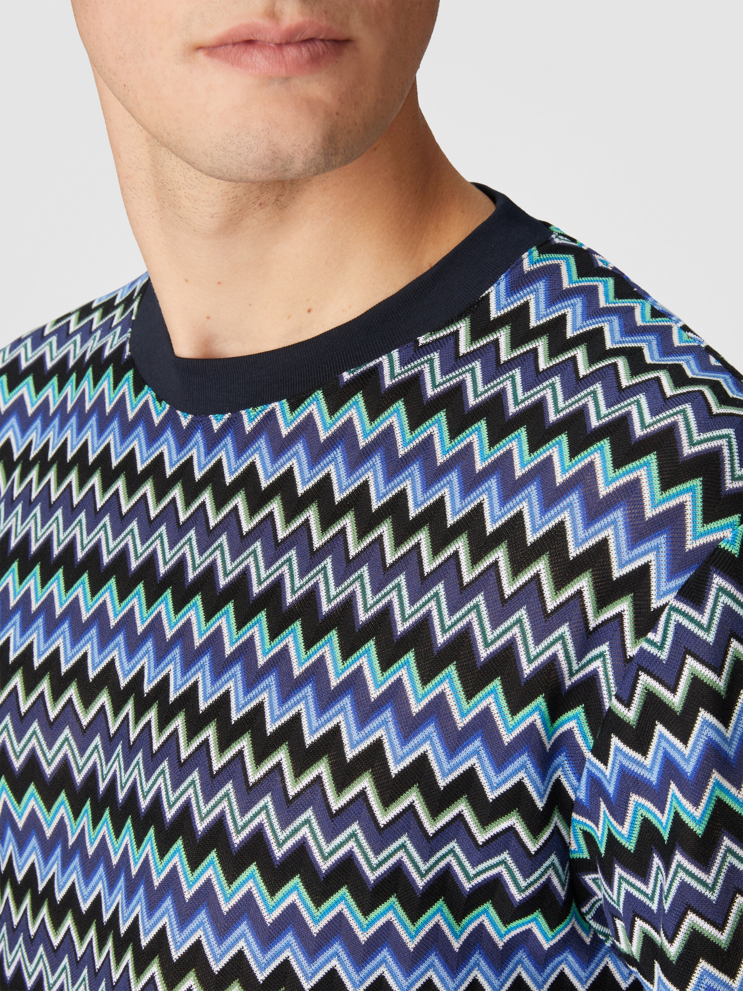 ジグザグコットンクルーネックTシャツ、対照的な襟, ブラック＆ブルー - 4