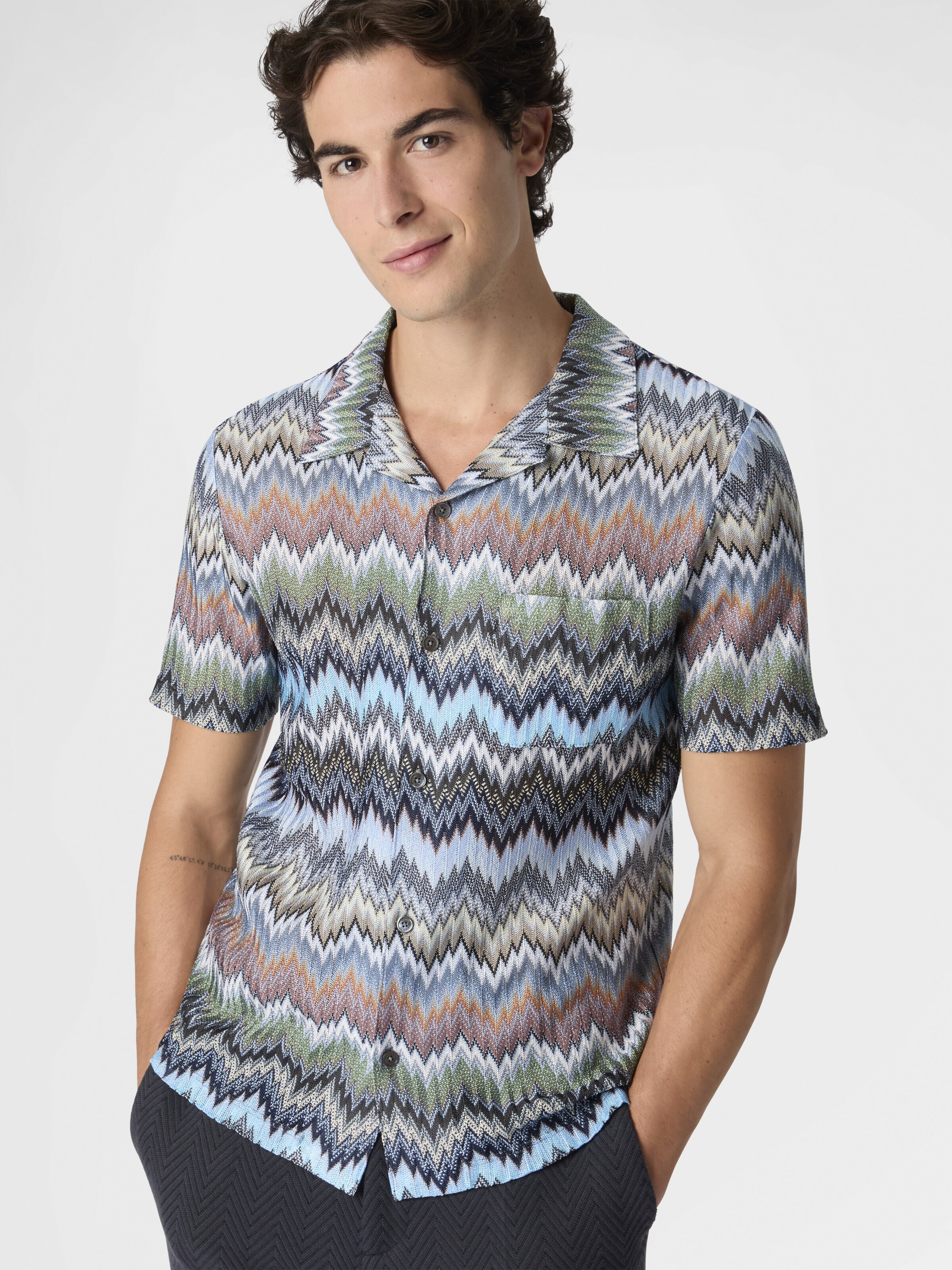 Camisa de manga corta en viscosa con motivo de chevron y serpiente, Beige& Blanco  - 3